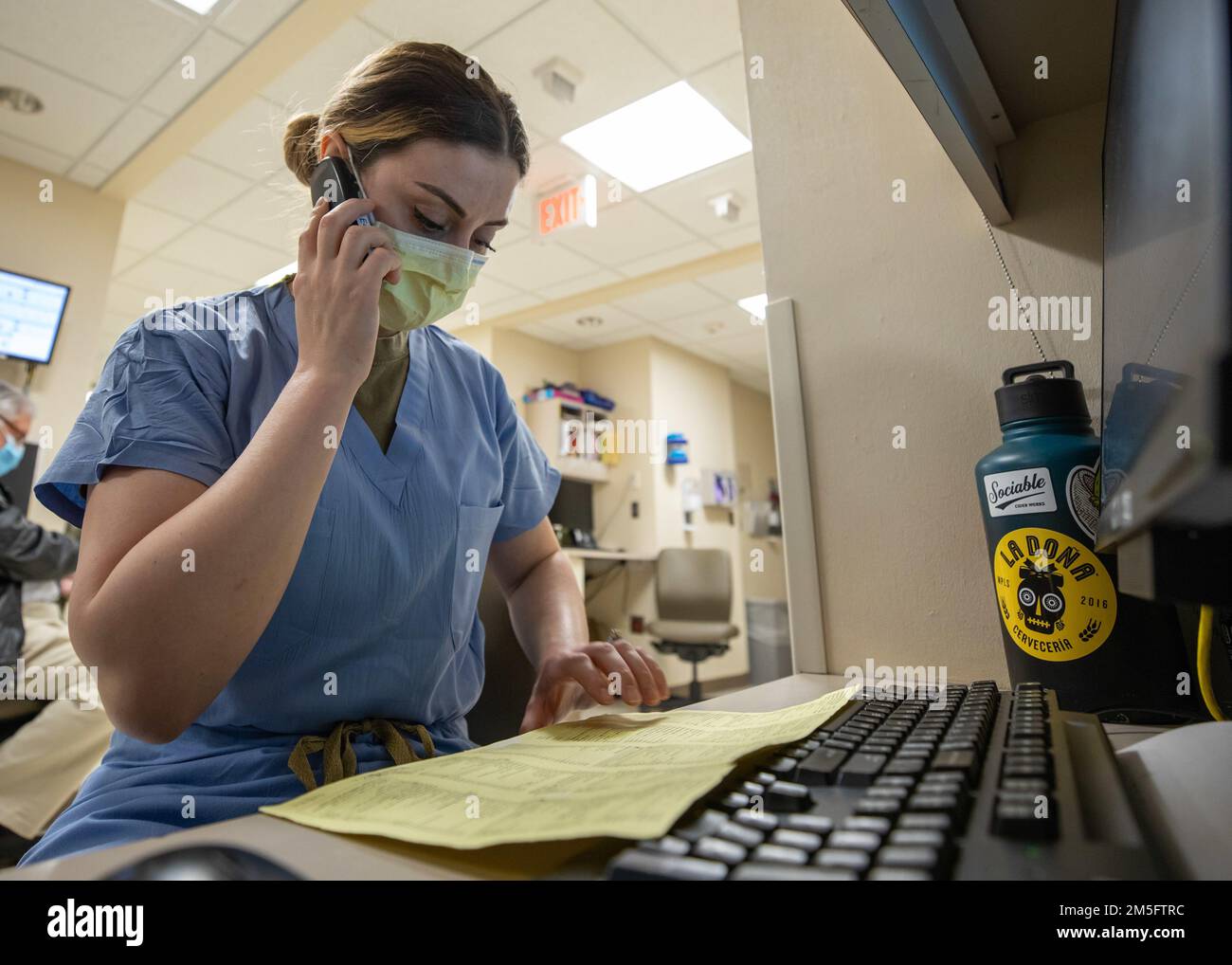 220315-N-PC620-0080 MINNEAPOLIS – USA Army 1. LT. Michele Mayor, eine Krankenschwester, die dem Walter Reed National Military Medical Center in Bethesda, Maryland, zugewiesen ist, ruft die Apotheke des Abbott Northwestern Hospitals an, um während des letzten Tages der COVID-19-Response-Operationen in Minneapolis am 15. März 2022 nach den Medikamenten eines Patienten zu fragen. USA Nördliches Kommando, durch die USA Army North ist nach wie vor entschlossen, das Verteidigungsministerium flexibel bei der COVID-Reaktion der gesamten Regierung zu unterstützen. Stockfoto