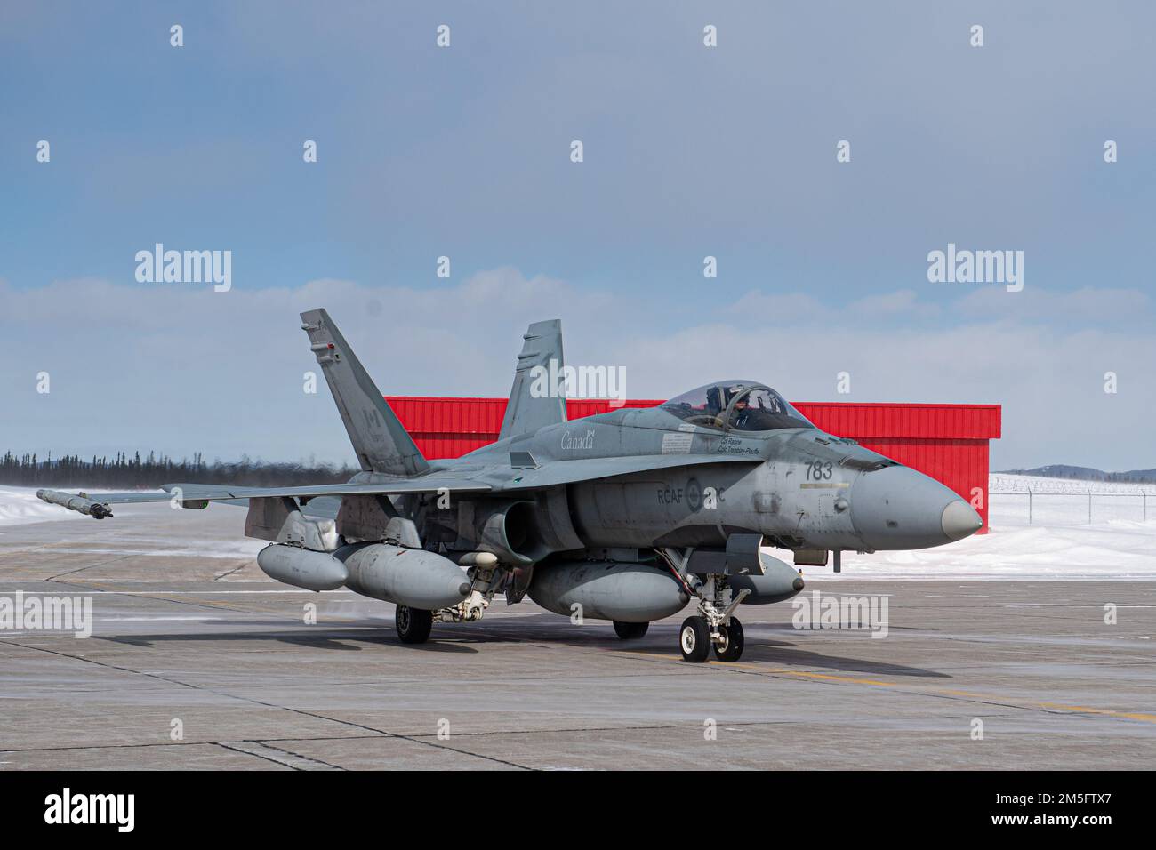 Ein Kampfflugzeug der Royal Canadian Air Force CF-18 von 433 Tactical Fighter Squadron, 3 Wing, Bagotville, Quebec, trifft am 5 Wing, Goose Bay, Neufundland und Labrador während der NORAD Operation Noble Defender am 15. März 2022 ein. NORAD Operation NOBLE DEFENDER 22-2 ist ein Luftverteidigungseinsatz, der vom 14. Bis 17. März 2022 läuft und an dem verschiedene Militärflugzeuge der Royal Canadian Air Force (RCAF) und der United States Air Force beteiligt sind. Personal und Flugzeuge sind in der Canadian Forces Station Alert, Nunavut, Whitehorse, Yukon, Yellowknife, Northwest Territories und 5 Wing Goose Bay, New Stockfoto