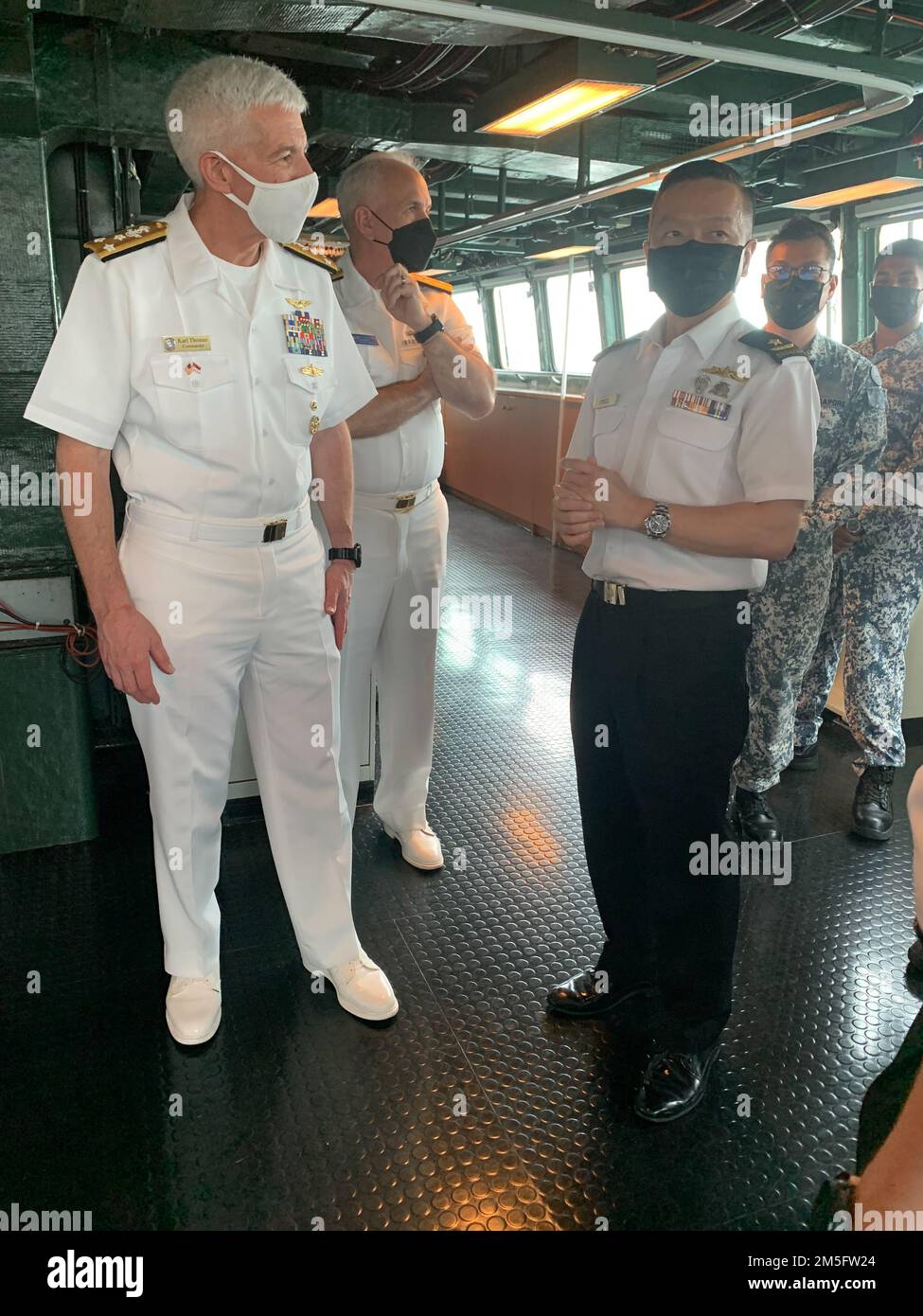 220315-N-YQ414-0659 SINGAPUR (15. März 2022) - Commander U.S. 7. Fleet, Vice ADM. Karl Thomas, und Republic of Singapore Navy (RSN) Fleet Commander, Rear ADM. Sah Shi Tat an Bord der beeindruckenden Tarnfregatte RSS Supreme (73) sprechen. Unter Commander, USA Pacific Fleet, 7. Fleet ist die USA Die größte Flotte der Navy, die mit einer Anzahl von Flotten ausgestattet ist, interagiert regelmäßig mit 35 Seenationen, um eine freie und offene Region im Indo-Pazifik zu erhalten. Stockfoto