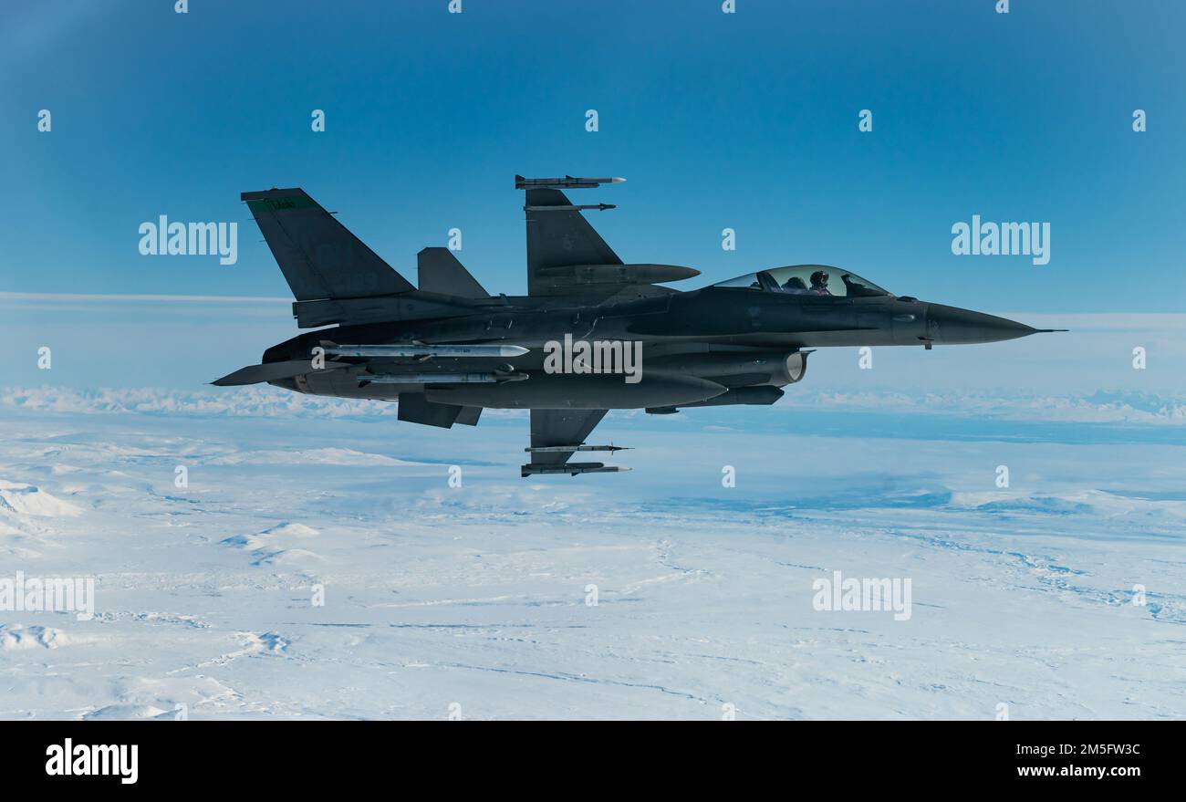 Zwei US-Dollar Air Force F-16 Fighting Falcons, dem 180. Kampfflug zugeteilt, fliegen über Nordaska während der USA Northern Command Exercise ARCTIC EDGE 2022, 15. März 2022. AE22 ist eine alle zwei Jahre stattfindende Homeland Defense Übung, die entwickelt wurde, um ein hochwertiges und effektives gemeinsames Training bei kaltem Wetter zu bieten. Die F-16 ist ein kompaktes, multifunktionales Kampfflugzeug, das sehr manövrierfähig ist und Luftstrom für die Vereinigten Staaten liefert. Stockfoto