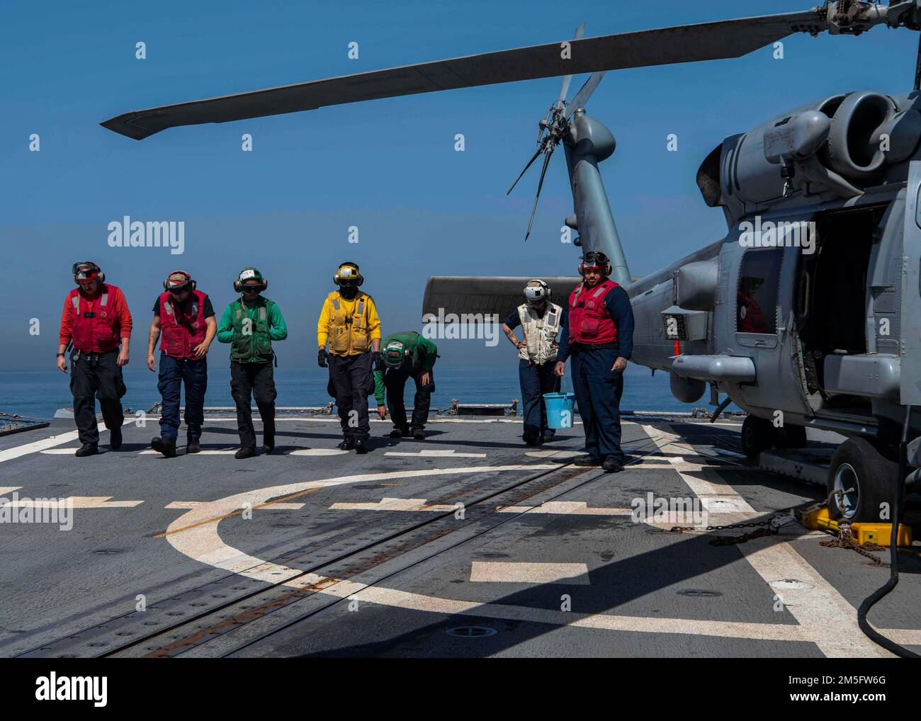 AM ARABISCHEN GOLF (15. März 2022) führen Seeleute, die dem Zerstörer USS Gridley (DDG 101) zugeteilt wurden, vor dem Flugbetrieb im Arabischen Golf, März 15, eine Fremdkörperschädigung durch. Gridley wird im US-Flottengebiet 5. eingesetzt, um Marineeinsätze zu unterstützen, um die maritime Stabilität und Sicherheit in der Zentralregion zu gewährleisten und das Mittelmeer und den Pazifik durch den westlichen Indischen Ozean und drei strategische Engpässe zu verbinden. Stockfoto