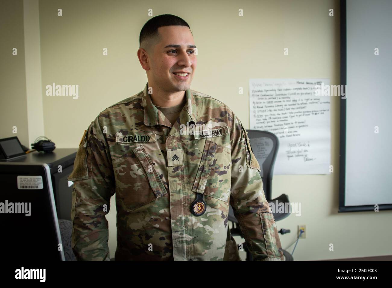 Sgt. Christopher Giraldo, 68C Praktische Krankenschwester Lehrerin, gibt Anweisungen, bevor er einen Test in Fort Sam Houston, Texas, am 15. März 2022 durchführt. Giraldo stammt aus San Antonio und arbeitet seit vier Jahren für das Team BAMC. Er war vor kurzem Zeuge eines Verkehrsunfalls und kümmerte sich um die Betroffenen, während er auf die Ersthelfer wartete. Er führte eine von Kopf bis Fuß durchgeführte Bewertung des Fahrers durch und lenkte den Verkehr weg von dem Bereich. Stockfoto