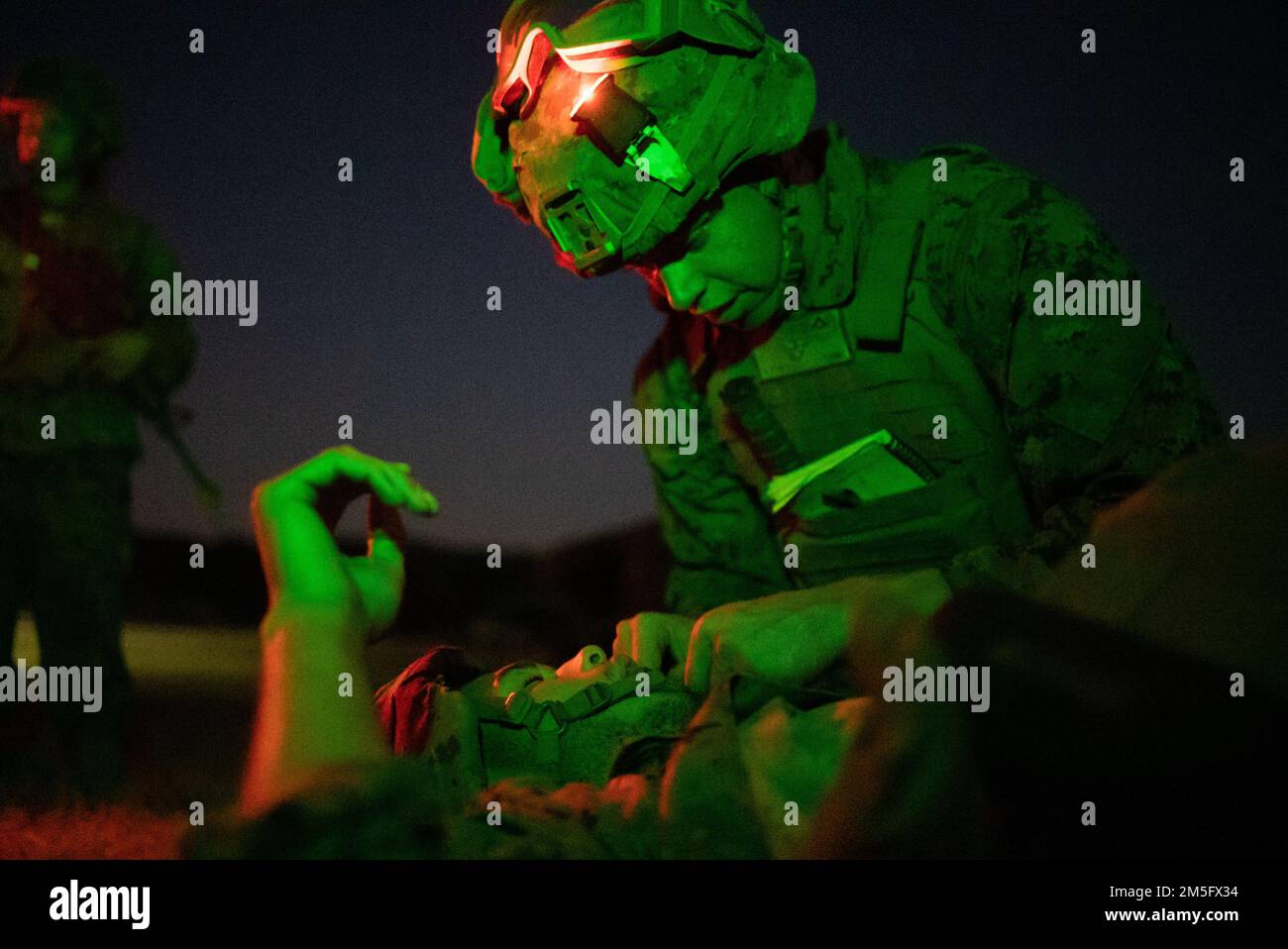 USA Marinekorps Lance CPL. Ezekiel Nunn, ein Motortransportunternehmen der Alpha Company, 3D. Transportbataillon, 3D Marine Logistics Group, führt taktische Kampfverletzten an einem simulierten Verletzten während einer Evakuierungsübung im zentralen Trainingsbereich in Camp Hansen, Okinawa, Japan, am 15. März 2022 durch. Kausalitätsevakuierung (CASEVAC), wird für den Transport von Menschen, die eine medizinische Notfallversorgung benötigen, zur nächstgelegenen medizinischen Behandlung für die Nachsorge verwendet. 3D die MLG mit Sitz in Okinawa, Japan, ist eine vorwärtsgerichtete Kampfeinheit, die als Kompletteinheit des III MEF dient Stockfoto