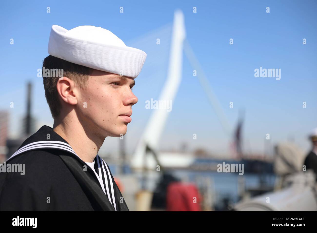 220315-N-HK187-1001 ROTTERDAM, Niederlande (15. März 2022) – Ein Matrose, der der Arleigh-Burke-Klasse-Guided-Missile Destroyer USS zugewiesen wurde die Sullivans (DDG 68) mans die Schienen in Rotterdam, Niederlande, März 15. Die Sullivans werden in das europäische Operationstheater entsandt und nehmen an einer Reihe von maritimen Aktivitäten zur Unterstützung der USA Teil Sechste Flotte und NATO-Alliierten. Stockfoto