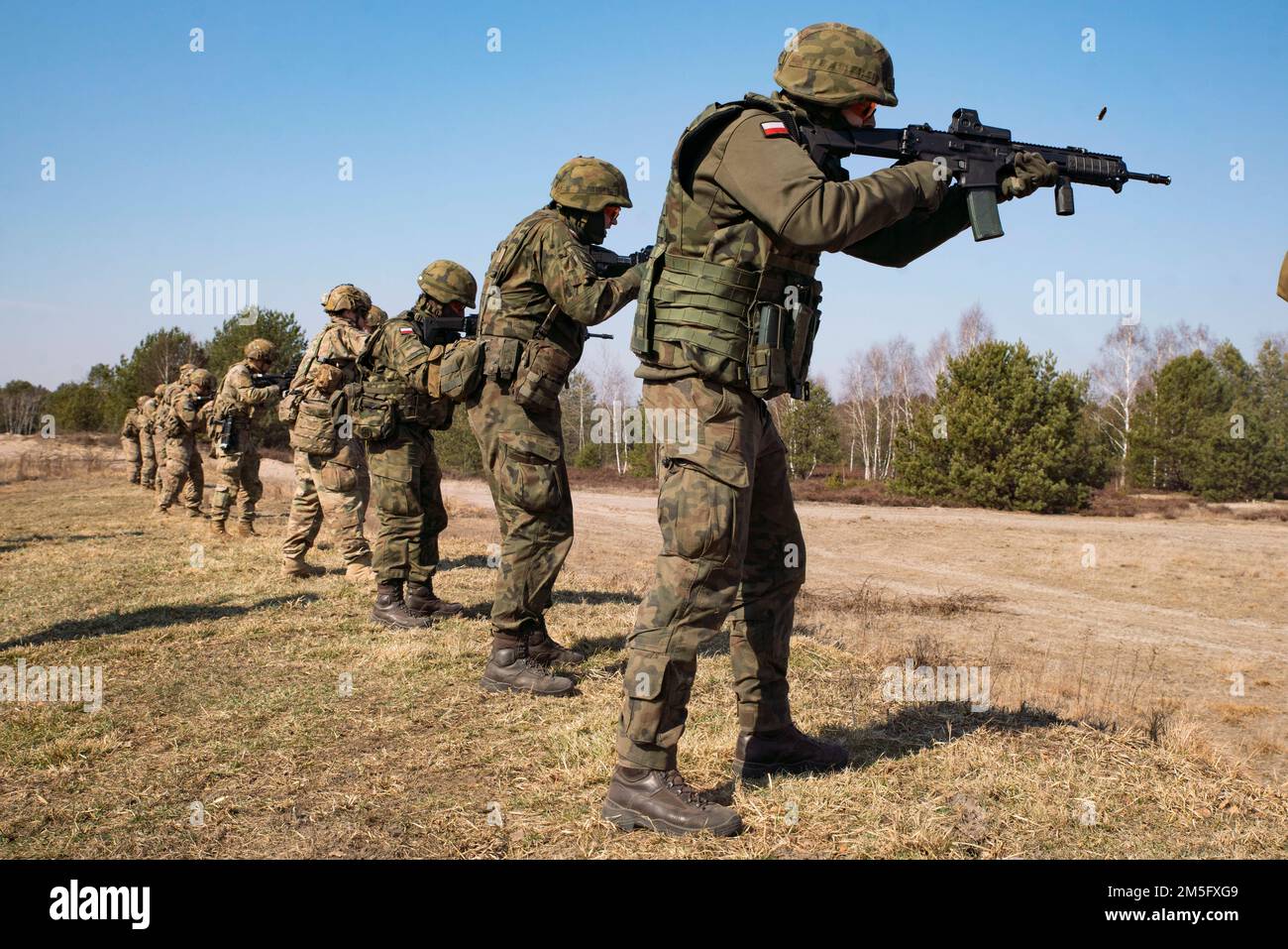 USA Fallschirmjäger, die dem 3. Brigaden-Kampfteam, der 82. Luftwaffe und polnischen Soldaten, die der 18. Mechanisierten Division zugeteilt sind, greifen während einer kombinierten Feuerübung in Nowa Deba, Polen, am 15. März Ziele an. Die 82. Luftwaffe wird derzeit auf Einladung unserer polnischen Alliierten nach Polen entsandt, um unsere Bereitschaft zu verbessern und unser NATO-Bündnis zu stärken. Stockfoto