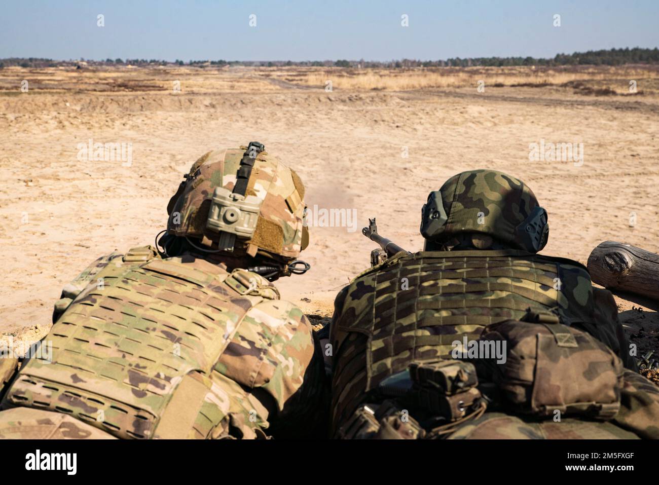 Ein polnischer Soldat, der der Mechanisierten Division 18. zugeteilt ist, feuert ein M240-mm-Maschinengewehr ab, während ein Fallschirmjäger ihn während einer kombinierten Trainingsveranstaltung in Nowa Deba, Polen, am 15. März trainiert. Die Vereinten Kräfte arbeiten weiterhin zusammen, um die taktische Ausbildung zu verbessern und die Interoperabilität in allen Bereichen zu verbessern. Stockfoto