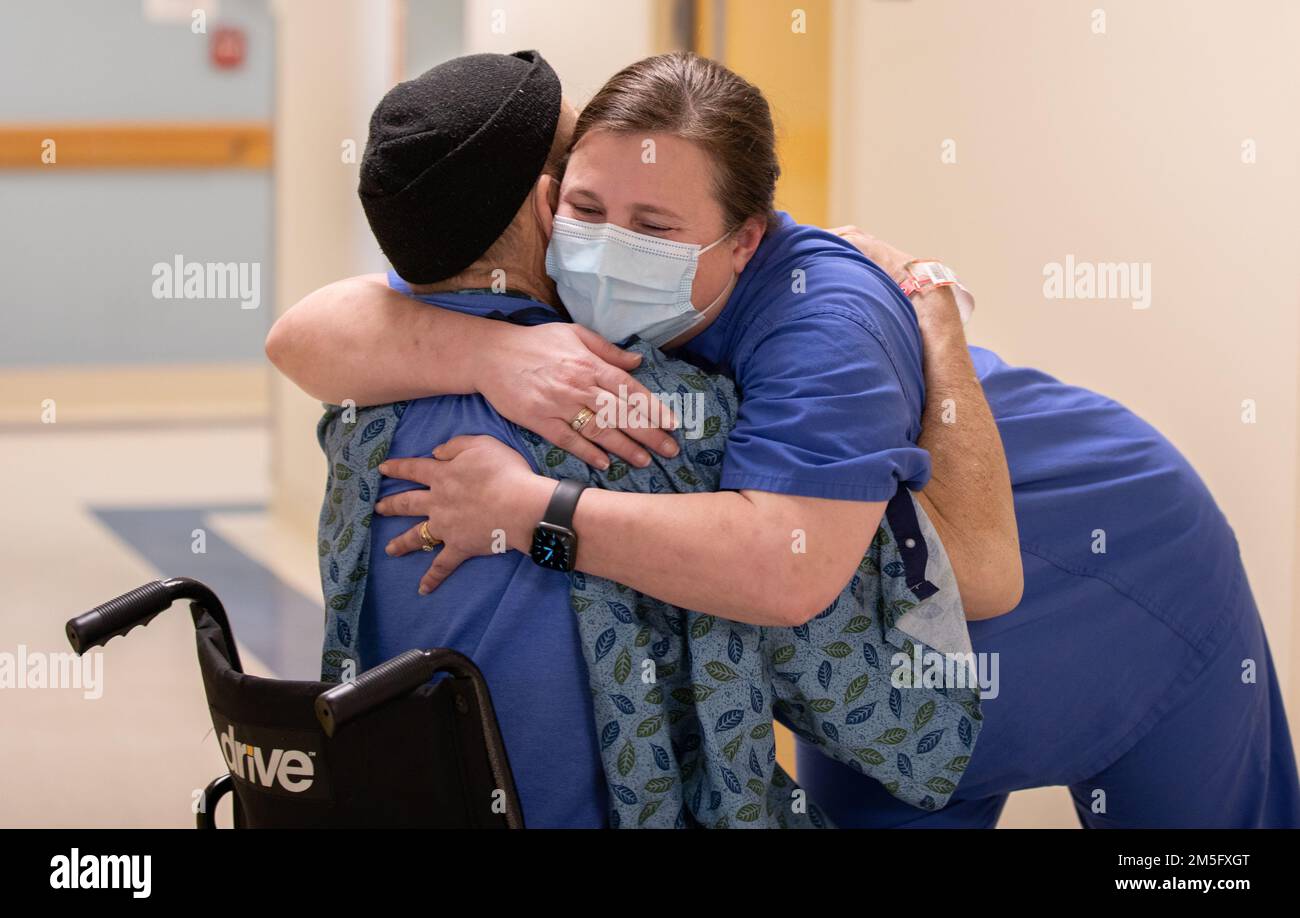 BROCKTON, Mass. - AUS DEN USA Tonya Toche-Howard, eine registrierte Krankenschwester, die dem medizinischen Team des Militärs in Brockton, Massachusetts, zugeteilt ist, umarmt eine Patientin an ihrem letzten Tag im Signature Healthcare Brockton Hospital, 15. März 2022. USA Nördliches Kommando, durch die USA Army North ist nach wie vor entschlossen, das Verteidigungsministerium flexibel bei der COVID-Reaktion der gesamten Regierung zu unterstützen. Stockfoto