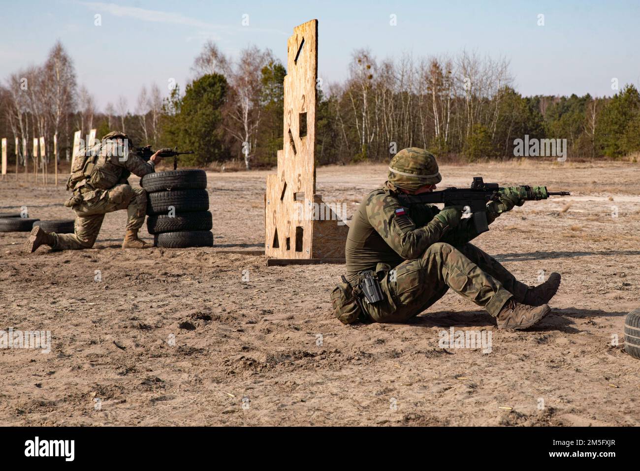 Ein US-Fallschirmjäger, der dem 3. Brigaden-Kampfteam, der 82. Luftwaffe und einem polnischen Soldaten der 18. Mechanisierten Division zugeteilt wurde, hat Ziele während einer kombinierten Trainingsveranstaltung in Nowa Deba, Polen, am 15. März. Die 82. Airborne Division wird derzeit nach Polen entsandt, um ihre Bereitschaft zu verbessern und das NATO-Bündnis zu stärken. Stockfoto