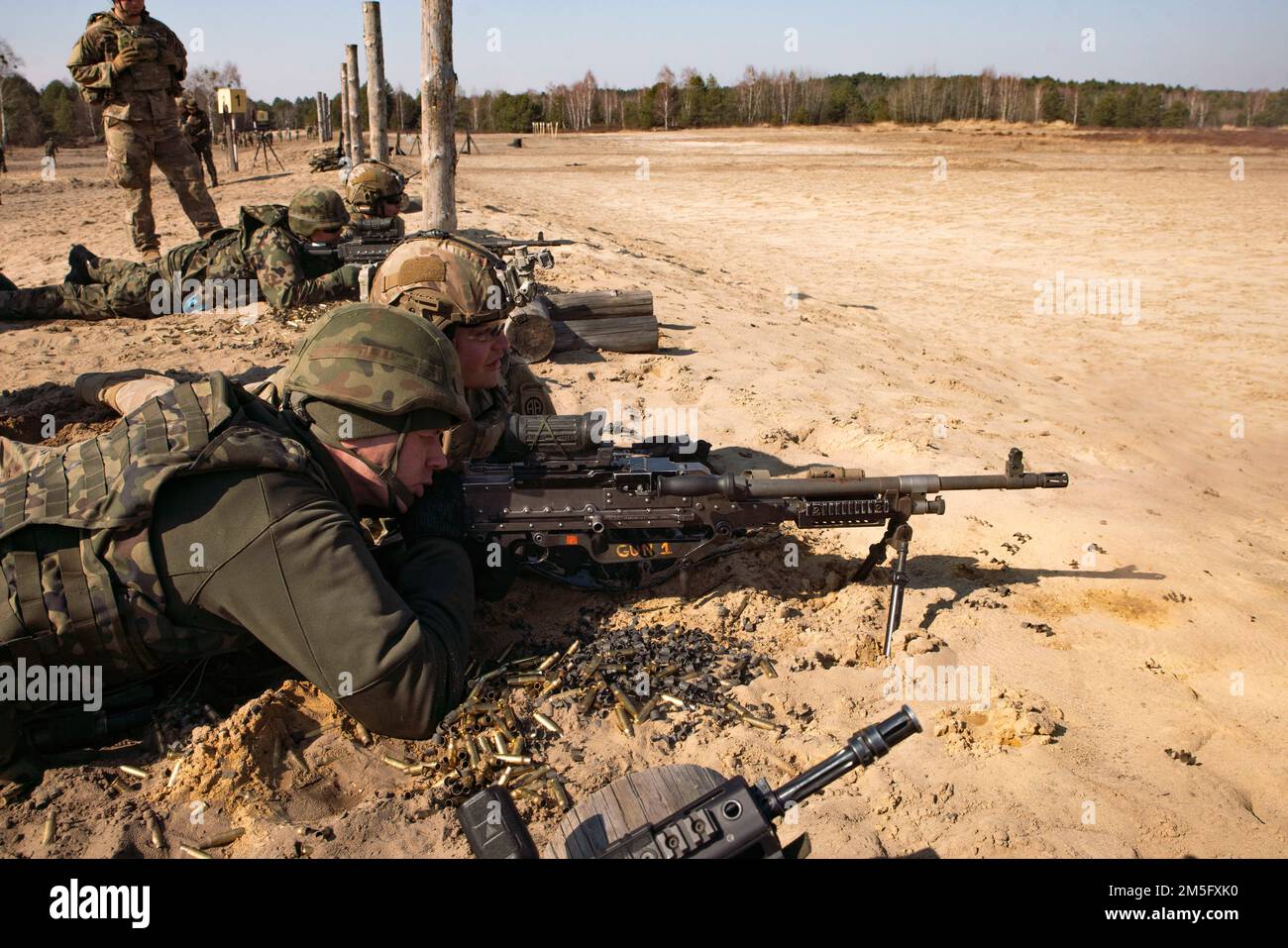 USA Fallschirmjäger, die dem 3. Brigaden-Kampfteam, der 82. Luftwaffe und polnischen Soldaten der 18. Mechanisierten Division zugeteilt sind, feuern während einer kombinierten Trainingsveranstaltung in Nowa Deba, Polen, am 15. März ein M240-mm-Maschinengewehr ab. Der Schwerpunkt der Mission der 82. Airborne Division in Polen besteht darin, unsere Alliierten zu versichern, indem sie eine Vielzahl einzigartiger Fähigkeiten bereitstellt und eine breite Palette von Missionen durchführt, die skalierbar und auf die Missionsanforderungen zugeschnitten sind. Stockfoto