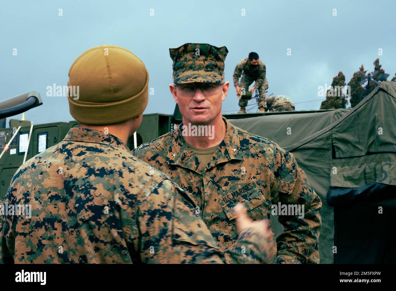 USA Marinekorps Brigade. General Kyle Ellison, Stellvertretender General der Marine Expeditionary Force III, bespricht die Fähigkeiten der Wettervorhersageausrüstung mit Sergeant Juan Rodriguez, dem Leiter der administrativen Meteorologie und Ozeanographie, mit dem 31. MEU in der Nähe einer Kommandozentrale im Combined Arms Training Center (CATC) Camp Fuji, Japan, 15. März 2022. Das Schulungszentrum im CATC Camp Fuji bietet eine realistische Umgebung, um das Arbeiten mit Expeditionsgeräten zu üben. Die Übung zur maritimen Verteidigung Amphibienbrigade ist eine bilaterale Übung zur Verbesserung der Interoperabilität Stockfoto USA Marinekorps Brigade. General Kyle Ellison, Stellvertretender General der Marine Expeditionary Force III, bespricht die Fähigkeiten der Wettervorhersageausrüstung mit Sergeant Juan Rodriguez, dem Leiter der administrativen Meteorologie und Ozeanographie, mit dem 31. MEU in der Nähe einer Kommandozentrale im Combined Arms Training Center (CATC) Camp Fuji, Japan, 15. März 2022. Das Schulungszentrum im CATC Camp Fuji bietet eine realistische Umgebung, um das Arbeiten mit Expeditionsgeräten zu üben. Die Übung zur maritimen Verteidigung Amphibienbrigade ist eine bilaterale Übung zur Verbesserung der Interoperabilität Stockfoto