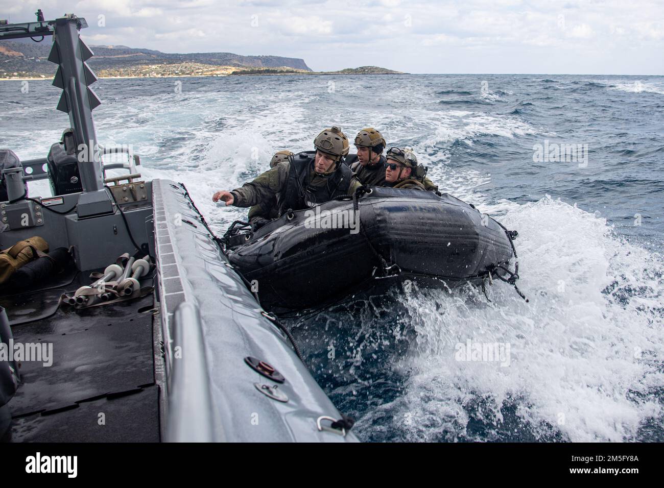 SOUDA BAY, Griechenland (15. März 2022) USA Marines, die der Task Force 61/2 zugeteilt sind, führen am 68,1 15. März 2022 in Souda Bay, Griechenland, eine Evakuierung der Opfer durch und führen Proben mit Matrosen durch. Task Force 61/2 wird den Befehlshaber der USA vorübergehend unterstützen Sechste Flotte und synchronisieren die Einheiten und Fähigkeiten der Marine und des Marine Corps, die sich bereits im Theater befinden, zur Unterstützung der regionalen Alliierten und Partner und der nationalen Sicherheitsinteressen der USA. Stockfoto