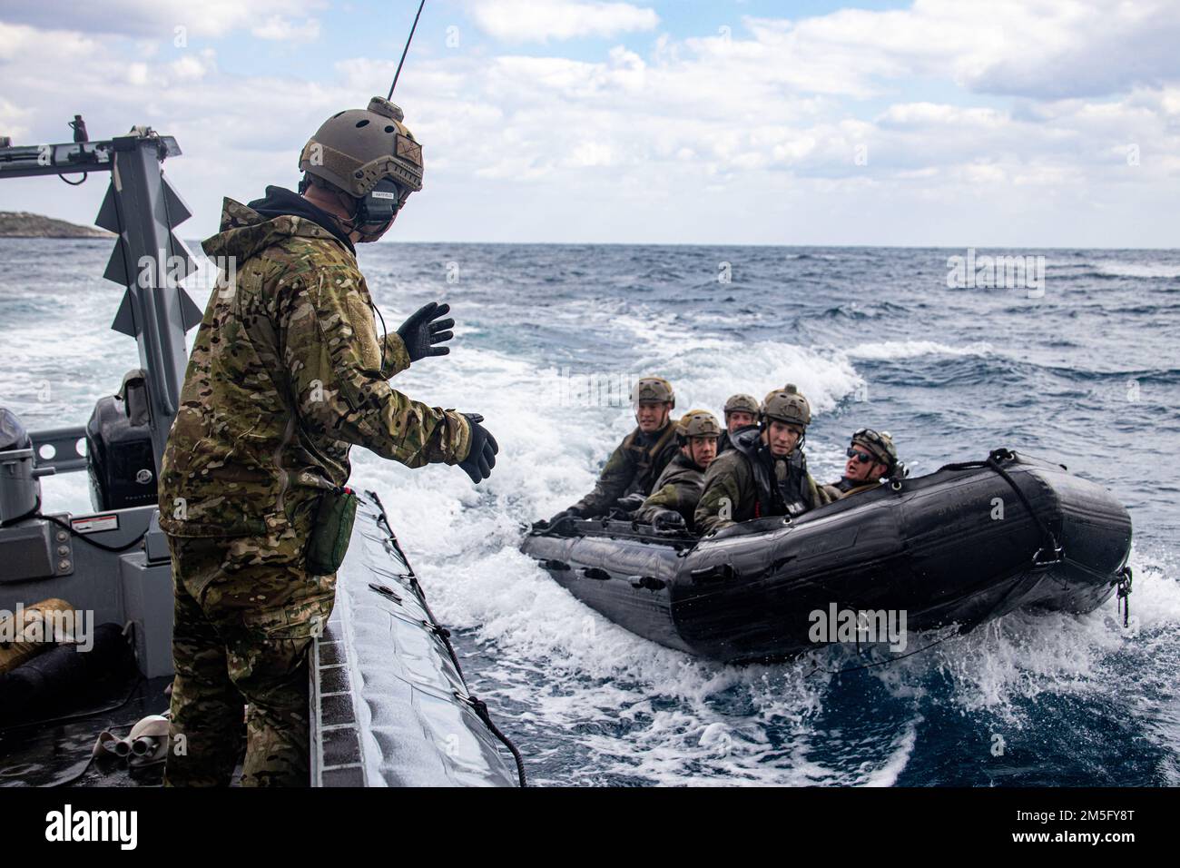 SOUDA BAY, Griechenland (15. März 2022) USA Marines, die der Task Force 61/2 zugeteilt sind, führen am 68,1 15. März 2022 in Souda Bay, Griechenland, eine Evakuierung der Opfer durch und führen Proben mit Matrosen durch. Task Force 61/2 wird den Befehlshaber der USA vorübergehend unterstützen Sechste Flotte und synchronisieren die Einheiten und Fähigkeiten der Marine und des Marine Corps, die sich bereits im Theater befinden, zur Unterstützung der regionalen Alliierten und Partner und der nationalen Sicherheitsinteressen der USA. Stockfoto