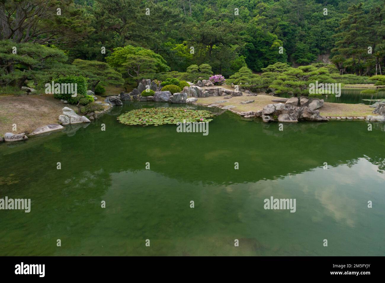 Details des Teichgartens, gestützt von einer „geliehenen Landschaft“ im Ritsurin Koen Garden, Takamatsu, Japan. Stockfoto