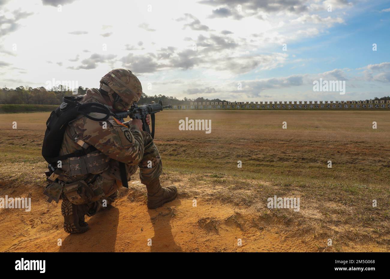 Mehr als 220 Soldaten traten in den 2022 USA an Army Small Arms Championships in Fort Benning, Georgia, 13.-19. März. Der einwöchige Wettkampf, bekannt als All Army, ist ein jährlicher Wettkampf, der von den USA veranstaltet wird Army Marksmanship Unit (USAMU) in Verbindung mit dem Maneuver Center of Excellence (MCOE), das Soldaten aus allen Bereichen zusammenbringt: Aktiver Dienst, Reserve, Nationalgarde und ROTC. Während dieser Schießerei traten die Soldaten in neun verschiedenen Schusslinien gegeneinander an und schossen über 146.000 Schuss Gewehr- und Pistolenmunition ab. Obwohl alle Armee die Soldaten begehrten Trophäen und Stockfoto