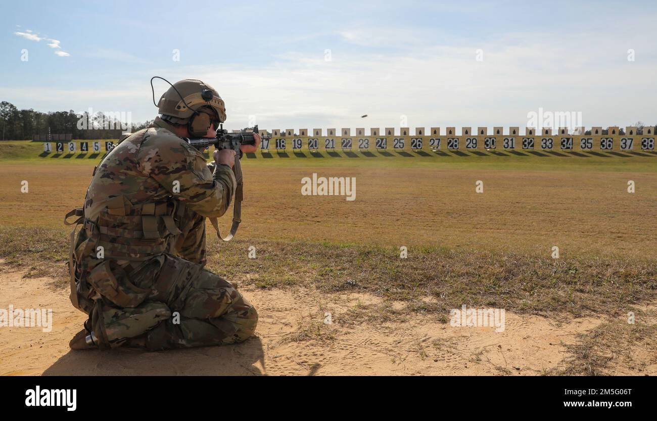Mehr als 220 Soldaten traten in den 2022 USA an Army Small Arms Championships in Fort Benning, Georgia, 13.-19. März. Der einwöchige Wettkampf, bekannt als All Army, ist ein jährlicher Wettkampf, der von den USA veranstaltet wird Army Marksmanship Unit (USAMU) in Verbindung mit dem Maneuver Center of Excellence (MCOE), das Soldaten aus allen Bereichen zusammenbringt: Aktiver Dienst, Reserve, Nationalgarde und ROTC. Während dieser Schießerei traten die Soldaten in neun verschiedenen Schusslinien gegeneinander an und schossen über 146.000 Schuss Gewehr- und Pistolenmunition ab. Obwohl alle Armee die Soldaten begehrten Trophäen und Stockfoto