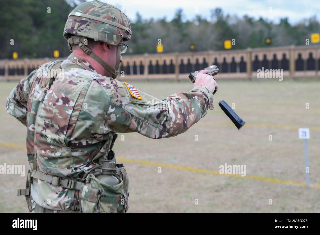 EIN US-AMERIKANISCHER Army Reserve Soldier tritt in den 2022 USA an Army Small Arms Championships in Fort Benning, Georgia, 13.-19. März. Der einwöchige Wettkampf, bekannt als All Army, ist ein jährlicher Wettkampf, der von den USA veranstaltet wird Army Marksmanship Unit (USAMU) in Verbindung mit dem Maneuver Center of Excellence (MCOE), das Soldaten aus allen Bereichen zusammenbringt: Aktiver Dienst, Reserve, Nationalgarde und ROTC. Während dieser Schießerei traten die Soldaten in neun verschiedenen Schusslinien gegeneinander an und schossen über 146.000 Schuss Gewehr- und Pistolenmunition ab. Obwohl die ganze Armee die begehrten Soldaten Trophie verdient Stockfoto