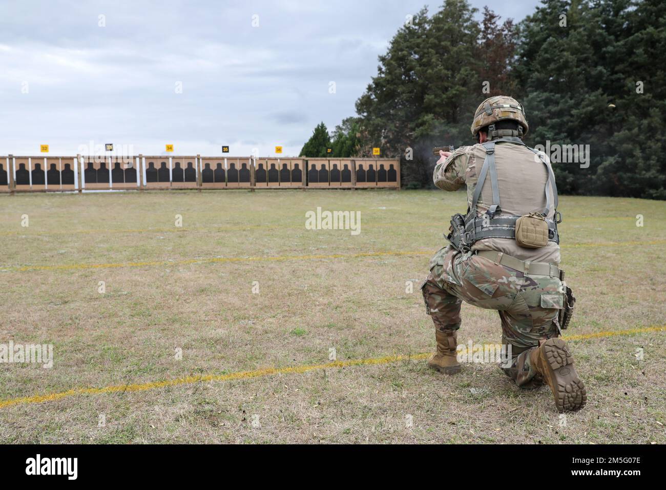 Mehr als 220 Soldaten traten in den 2022 USA an Army Small Arms Championships in Fort Benning, Georgia, 13.-19. März. Der einwöchige Wettkampf, bekannt als All Army, ist ein jährlicher Wettkampf, der von den USA veranstaltet wird Army Marksmanship Unit (USAMU) in Verbindung mit dem Maneuver Center of Excellence (MCOE), das Soldaten aus allen Bereichen zusammenbringt: Aktiver Dienst, Reserve, Nationalgarde und ROTC. Während dieser Schießerei traten die Soldaten in neun verschiedenen Schusslinien gegeneinander an und schossen über 146.000 Schuss Gewehr- und Pistolenmunition ab. Obwohl alle Armee die Soldaten begehrten Trophäen und Stockfoto