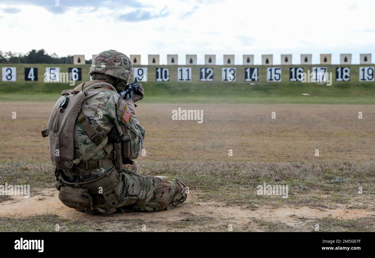 Mehr als 220 Soldaten traten in den 2022 USA an Army Small Arms Championships in Fort Benning, Georgia, 13.-19. März. Der einwöchige Wettkampf, bekannt als All Army, ist ein jährlicher Wettkampf, der von den USA veranstaltet wird Army Marksmanship Unit (USAMU) in Verbindung mit dem Maneuver Center of Excellence (MCOE), das Soldaten aus allen Bereichen zusammenbringt: Aktiver Dienst, Reserve, Nationalgarde und ROTC. Während dieser Schießerei traten die Soldaten in neun verschiedenen Schusslinien gegeneinander an und schossen über 146.000 Schuss Gewehr- und Pistolenmunition ab. Obwohl alle Armee die Soldaten begehrten Trophäen und Stockfoto