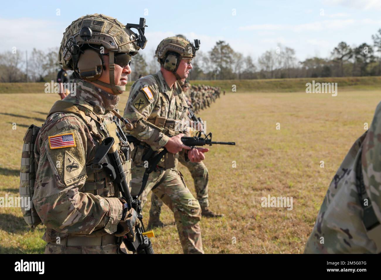 Mehr als 220 Soldaten traten in den 2022 USA an Army Small Arms Championships in Fort Benning, Georgia, 13.-19. März. Der einwöchige Wettkampf, bekannt als All Army, ist ein jährlicher Wettkampf, der von den USA veranstaltet wird Army Marksmanship Unit (USAMU) in Verbindung mit dem Maneuver Center of Excellence (MCOE), das Soldaten aus allen Bereichen zusammenbringt: Aktiver Dienst, Reserve, Nationalgarde und ROTC. Während dieser Schießerei traten die Soldaten in neun verschiedenen Schusslinien gegeneinander an und schossen über 146.000 Schuss Gewehr- und Pistolenmunition ab. Obwohl alle Armee die Soldaten begehrten Trophäen und Stockfoto