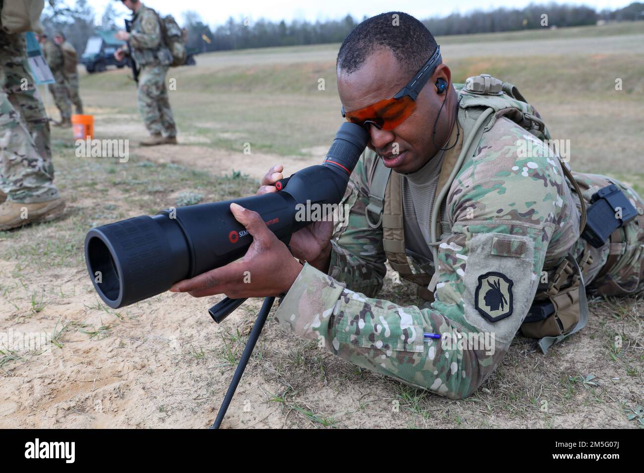 Ein Soldat der Army Reserve tritt in den 2022 USA an Army Small Arms Championships in Fort Benning, Georgia, 13.-19. März. Der einwöchige Wettkampf, bekannt als All Army, ist ein jährlicher Wettkampf, der von den USA veranstaltet wird Army Marksmanship Unit (USAMU) in Verbindung mit dem Maneuver Center of Excellence (MCOE), das Soldaten aus allen Bereichen zusammenbringt: Aktiver Dienst, Reserve, Nationalgarde und ROTC. Während dieser Schießerei traten die Soldaten in neun verschiedenen Schusslinien gegeneinander an und schossen über 146.000 Schuss Gewehr- und Pistolenmunition ab. Obwohl die Armee die begehrten Trophäen der Soldaten verdient Stockfoto