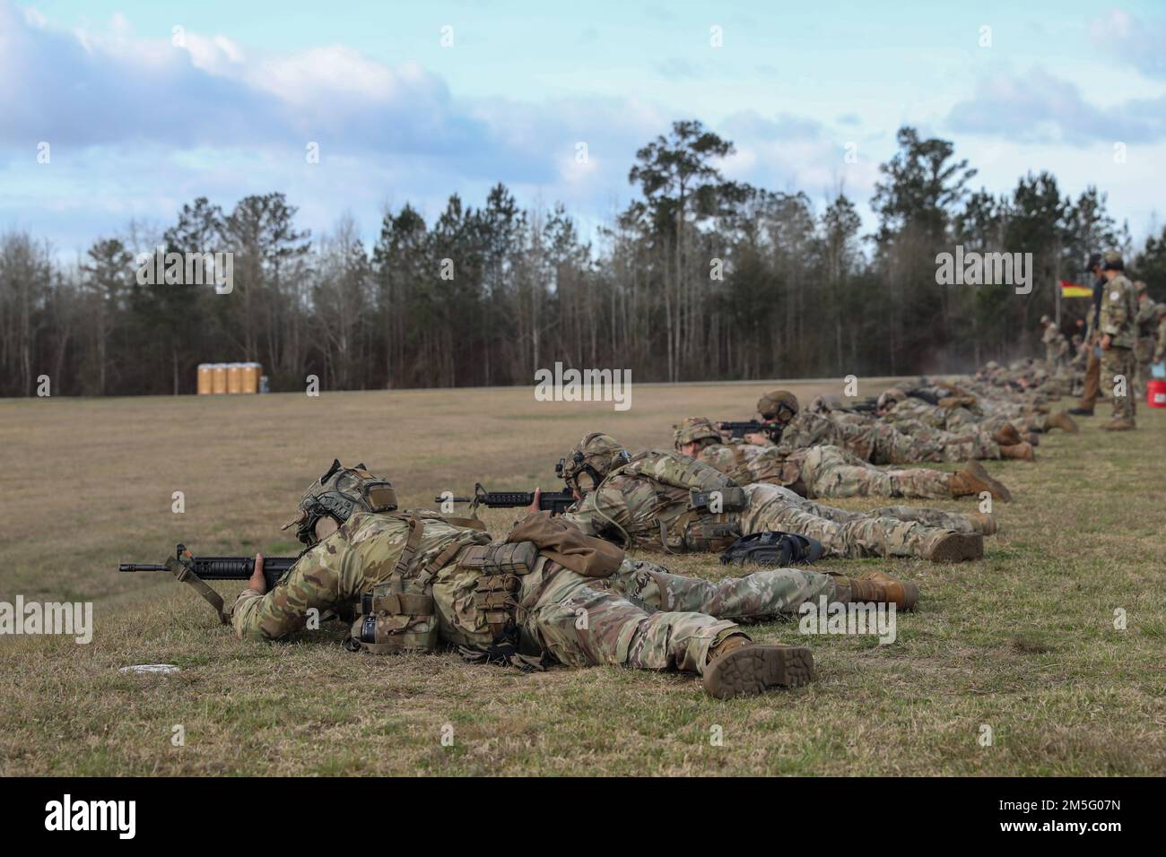 Mehr als 220 Soldaten traten in den 2022 USA an Army Small Arms Championships in Fort Benning, Georgia, 13.-19. März. Der einwöchige Wettkampf, bekannt als All Army, ist ein jährlicher Wettkampf, der von den USA veranstaltet wird Army Marksmanship Unit (USAMU) in Verbindung mit dem Maneuver Center of Excellence (MCOE), das Soldaten aus allen Bereichen zusammenbringt: Aktiver Dienst, Reserve, Nationalgarde und ROTC. Während dieser Schießerei traten die Soldaten in neun verschiedenen Schusslinien gegeneinander an und schossen über 146.000 Schuss Gewehr- und Pistolenmunition ab. Obwohl alle Armee die Soldaten begehrten Trophäen und Stockfoto