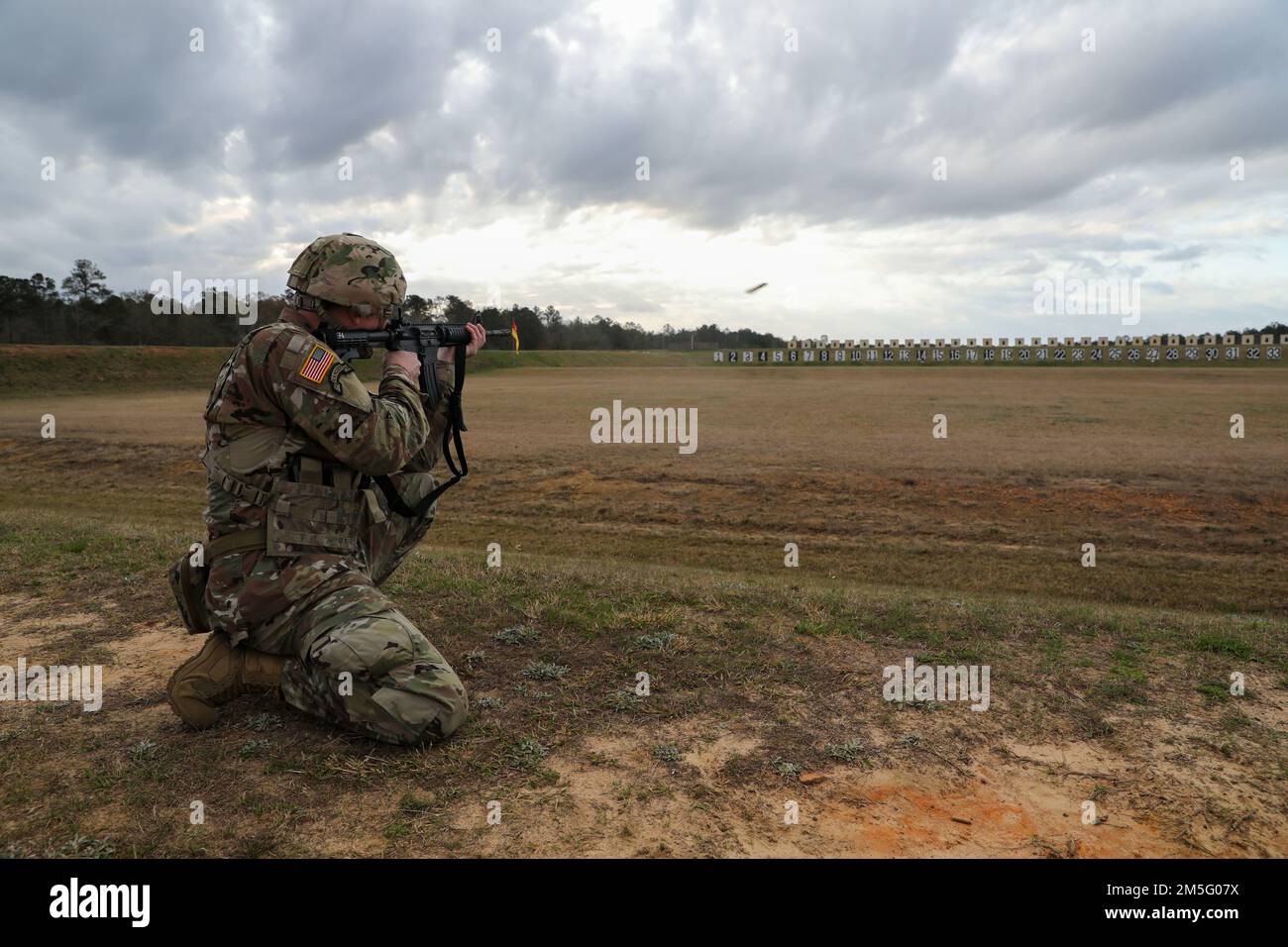 Mehr als 220 Soldaten traten in den 2022 USA an Army Small Arms Championships in Fort Benning, Georgia, 13.-19. März. Der einwöchige Wettkampf, bekannt als All Army, ist ein jährlicher Wettkampf, der von den USA veranstaltet wird Army Marksmanship Unit (USAMU) in Verbindung mit dem Maneuver Center of Excellence (MCOE), das Soldaten aus allen Bereichen zusammenbringt: Aktiver Dienst, Reserve, Nationalgarde und ROTC. Während dieser Schießerei traten die Soldaten in neun verschiedenen Schusslinien gegeneinander an und schossen über 146.000 Schuss Gewehr- und Pistolenmunition ab. Obwohl alle Armee die Soldaten begehrten Trophäen und Stockfoto
