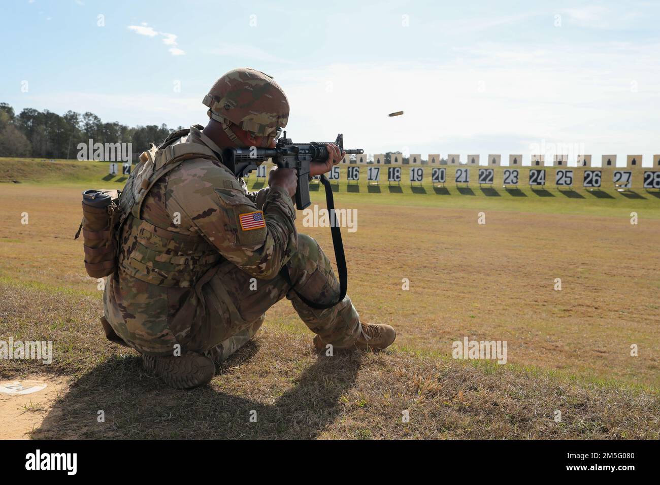 Mehr als 220 Soldaten traten in den 2022 USA an Army Small Arms Championships in Fort Benning, Georgia, 13.-19. März. Der einwöchige Wettkampf, bekannt als All Army, ist ein jährlicher Wettkampf, der von den USA veranstaltet wird Army Marksmanship Unit (USAMU) in Verbindung mit dem Maneuver Center of Excellence (MCOE), das Soldaten aus allen Bereichen zusammenbringt: Aktiver Dienst, Reserve, Nationalgarde und ROTC. Während dieser Schießerei traten die Soldaten in neun verschiedenen Schusslinien gegeneinander an und schossen über 146.000 Schuss Gewehr- und Pistolenmunition ab. Obwohl alle Armee die Soldaten begehrten Trophäen und Stockfoto
