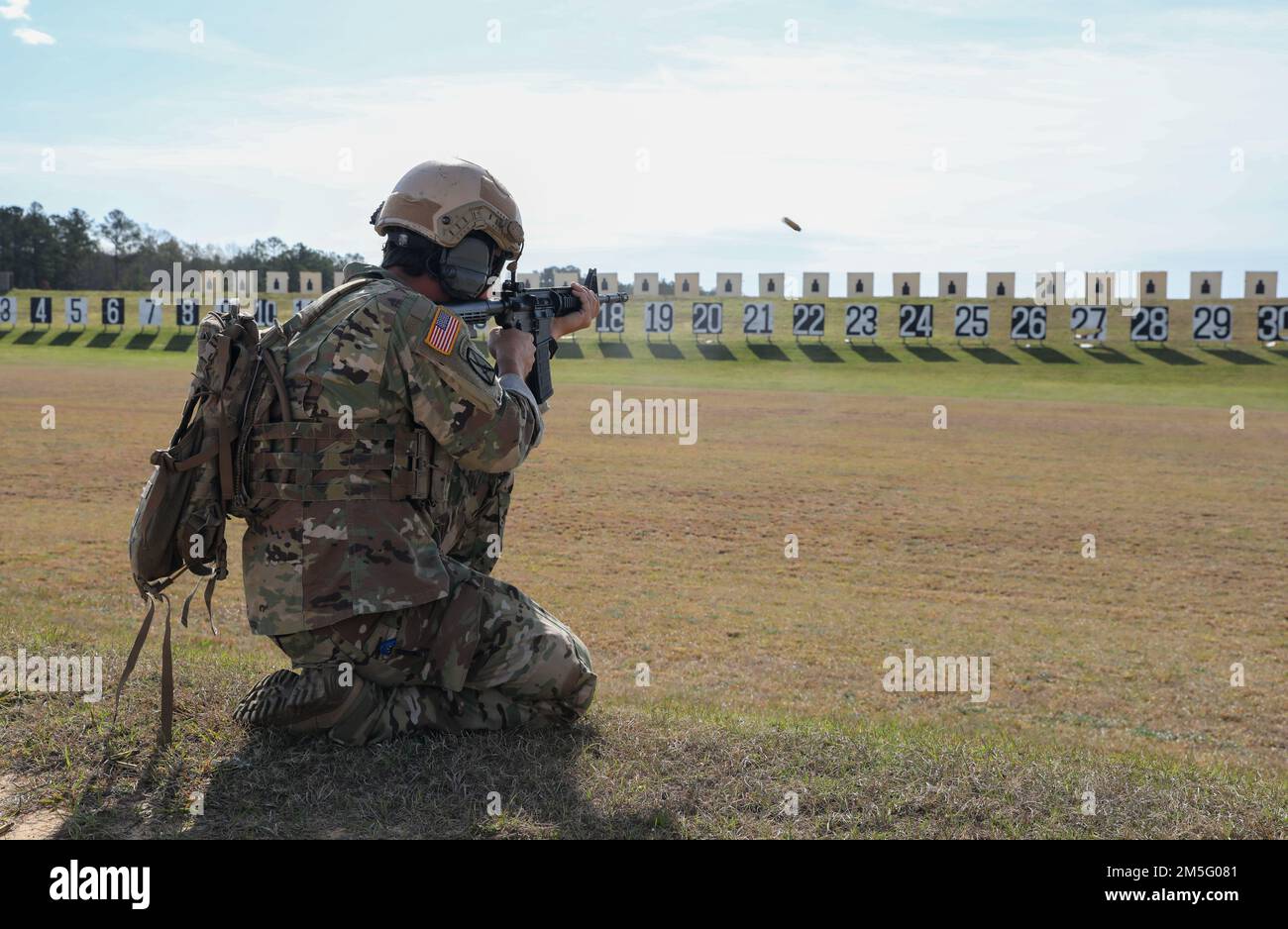 Sgt. 1. Klasse Daniel Horner tritt in den 2022 USA an Army Small Arms Championships und am Ende zum All Army Champion gekürt. Horner ist derzeit Soldat der Nationalgarde in Kalifornien und war ein früheres Mitglied der USA Armee-Kampfkunst-Einheit. Mehr als 220 Soldaten traten in den 2022 USA an Army Small Arms Championships in Fort Benning, Georgia, 13.-19. März. Der einwöchige Wettkampf, bekannt als All Army, ist ein jährlicher Wettkampf, der von den USA veranstaltet wird Army Marksmanship Unit (USAMU) in Verbindung mit dem Maneuver Center of Excellence (MCOE), in dem Soldaten aus al zusammenkommen Stockfoto