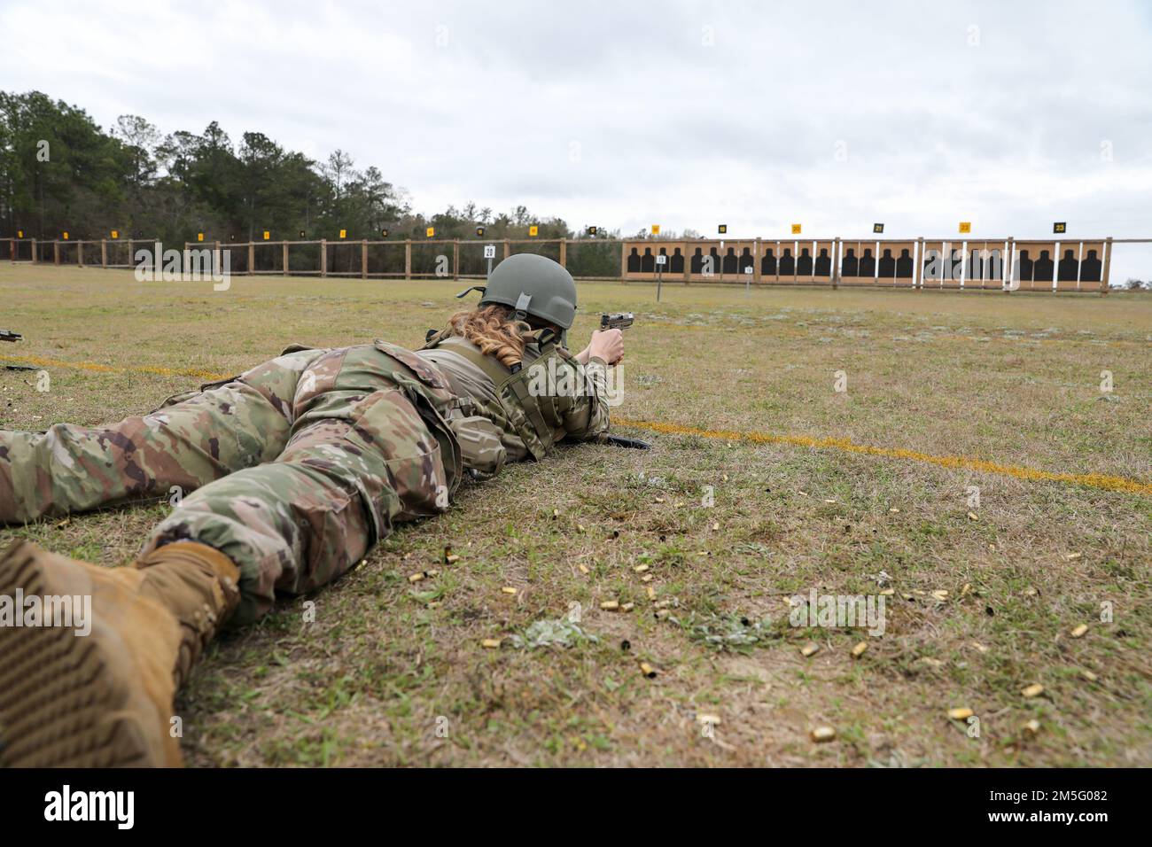 EIN US-AMERIKANISCHER Army Reserve Soldier von der 98. Training Division tritt in den 2022 USA an Army Small Arms Championships in Fort Benning, Georgia, 13.-19. März. Der einwöchige Wettkampf, bekannt als All Army, ist ein jährlicher Wettkampf, der von den USA veranstaltet wird Army Marksmanship Unit (USAMU) in Verbindung mit dem Maneuver Center of Excellence (MCOE), das Soldaten aus allen Bereichen zusammenbringt: Aktiver Dienst, Reserve, Nationalgarde und ROTC. Während dieser Schießerei traten die Soldaten in neun verschiedenen Schusslinien gegeneinander an und schossen über 146.000 Schuss Gewehr- und Pistolenmunition ab. Obwohl alle Armeeangehörigen Stockfoto