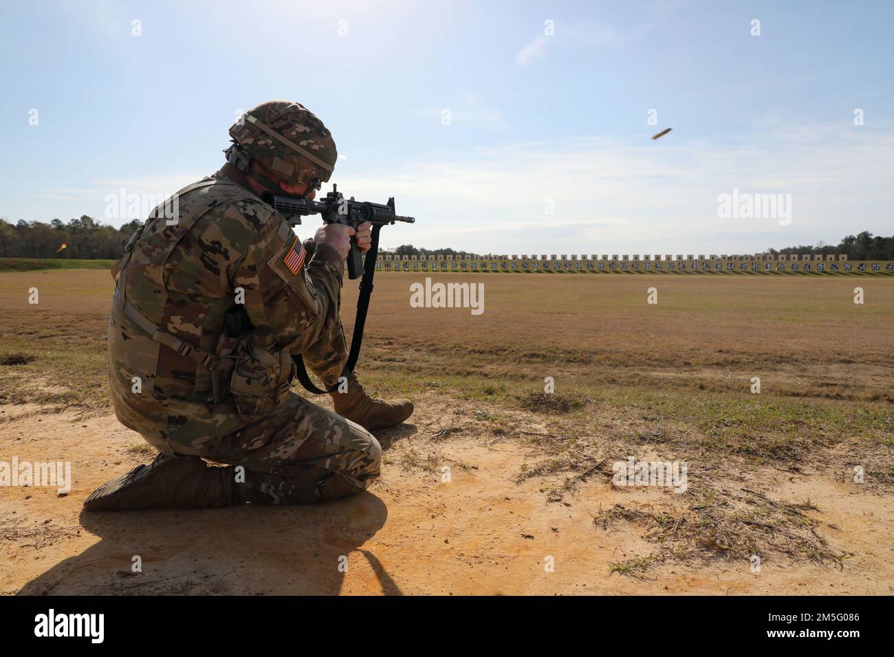 Mehr als 220 Soldaten traten in den 2022 USA an Army Small Arms Championships in Fort Benning, Georgia, 13.-19. März. Der einwöchige Wettkampf, bekannt als All Army, ist ein jährlicher Wettkampf, der von den USA veranstaltet wird Army Marksmanship Unit (USAMU) in Verbindung mit dem Maneuver Center of Excellence (MCOE), das Soldaten aus allen Bereichen zusammenbringt: Aktiver Dienst, Reserve, Nationalgarde und ROTC. Während dieser Schießerei traten die Soldaten in neun verschiedenen Schusslinien gegeneinander an und schossen über 146.000 Schuss Gewehr- und Pistolenmunition ab. Obwohl alle Armee die Soldaten begehrten Trophäen und Stockfoto