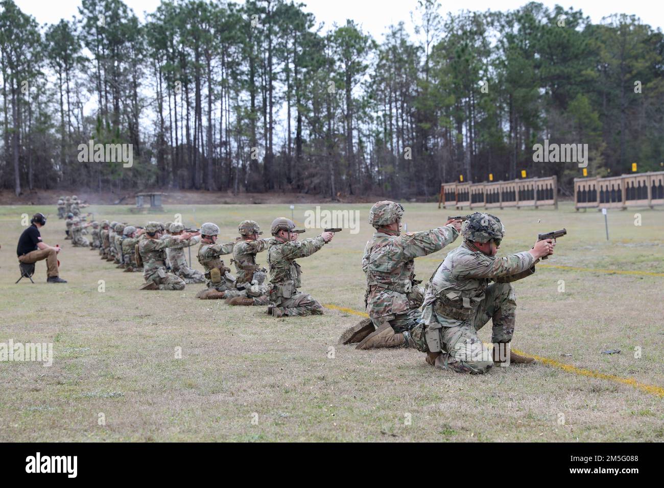 Mehr als 220 Soldaten traten in den 2022 USA an Army Small Arms Championships in Fort Benning, Georgia, 13.-19. März. Der einwöchige Wettkampf, bekannt als All Army, ist ein jährlicher Wettkampf, der von den USA veranstaltet wird Army Marksmanship Unit (USAMU) in Verbindung mit dem Maneuver Center of Excellence (MCOE), das Soldaten aus allen Bereichen zusammenbringt: Aktiver Dienst, Reserve, Nationalgarde und ROTC. Während dieser Schießerei traten die Soldaten in neun verschiedenen Schusslinien gegeneinander an und schossen über 146.000 Schuss Gewehr- und Pistolenmunition ab. Obwohl alle Armee die Soldaten begehrten Trophäen und Stockfoto