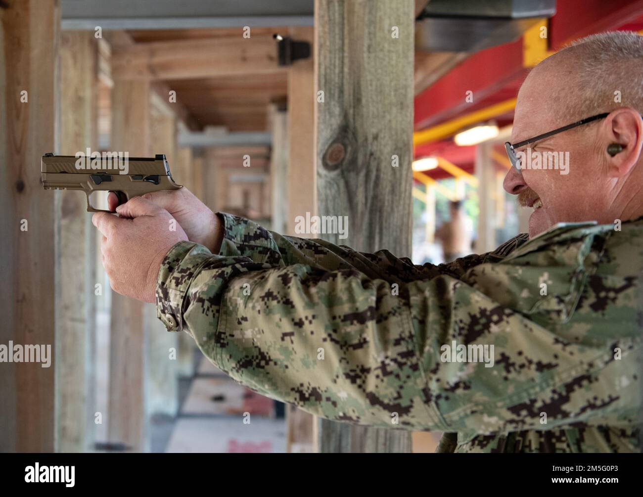 (220315-N-OI810-0454) KEY WEST, Florida (15. März 2022) Hospital Corpsman 1. Class Billy Joe Heap, aus Sioux Falls, North Dakota, dem Naval Mobile Construction Battalion (NMCB) 14 zugeteilt, schließt Waffenqualifizierung für die M-18 Dienstpistole am Boca Chica Field Small Arms Range ab, Naval Air Station Key West (NASKW), März 15, 2022. Seabees, die der NMCB-14 zugeteilt wurden, reisten nach NASKW, um einen einwöchigen Kurs zu absolvieren, um die Kampfbereitschaft zu erhöhen und Mitglieder der M-18-Pistolen- und M-4-Waffen-Kleinwaffenplattformen zu qualifizieren. NMCB-14 bietet fortschrittliche Basiskonstruktion, Reparatur von Kampfschäden, unvorhergesehene Stockfoto