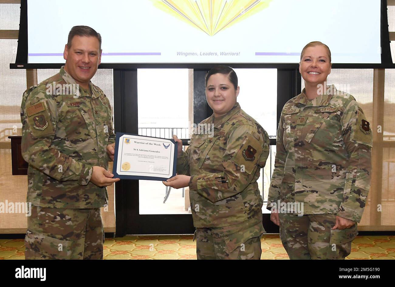 Lassen Sie uns Senior Airman Adriana Gonzales vom 81. Training Wing dafür loben, dass sie während der Mitarbeiterbesprechung dieser Woche zum Krieger der Woche gewählt wurde! Gonzales besetzte eine Position als technischer Sergeant als Airman 1. Class, wo sie spirituelle Unterstützung für 650 Mitglieder sowie 22 Resilienzveranstaltungen organisierte. Seit ihrer Rückkehr aus dem Einsatz im November 2021 war sie als konkurrierende Leiterin für das Fishbowl Student Ministry Center tätig und fungiert außerdem als funktionelle Aufsicht für das größte und einzige gemeinsame Programm zur Entwicklung der White Rope-Führung der Luftwaffe. Wegen ihr Stockfoto