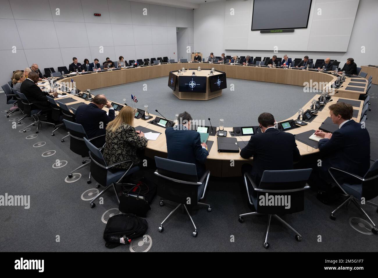 Verteidigungsminister Lloyd J. Austin III trifft mit dem britischen Verteidigungsminister Sir Ben Wallace und dem französischen Verteidigungsminister Florence Parly zusammen; Der italienische Verteidigungsminister Lorenzo Guerini und die deutsche Bundesverteidigungsministerin Christine Lambrecht anlässlich der Treffen der Verteidigungsminister im NATO-Hauptquartier in Brüssel, Belgien, am 16. März 2022. Austin ist in Brüssel, um sich an den Diskussionen über Abschreckungsmöglichkeiten an der östlichen Flanke der NATO zu beteiligen. Austin wird auch in die Slowakei und Bulgarien reisen, um dort mit militärischen und zivilen Führern zusammenzutreffen und Truppen zu besuchen, die in die Region entsandt werden. Stockfoto