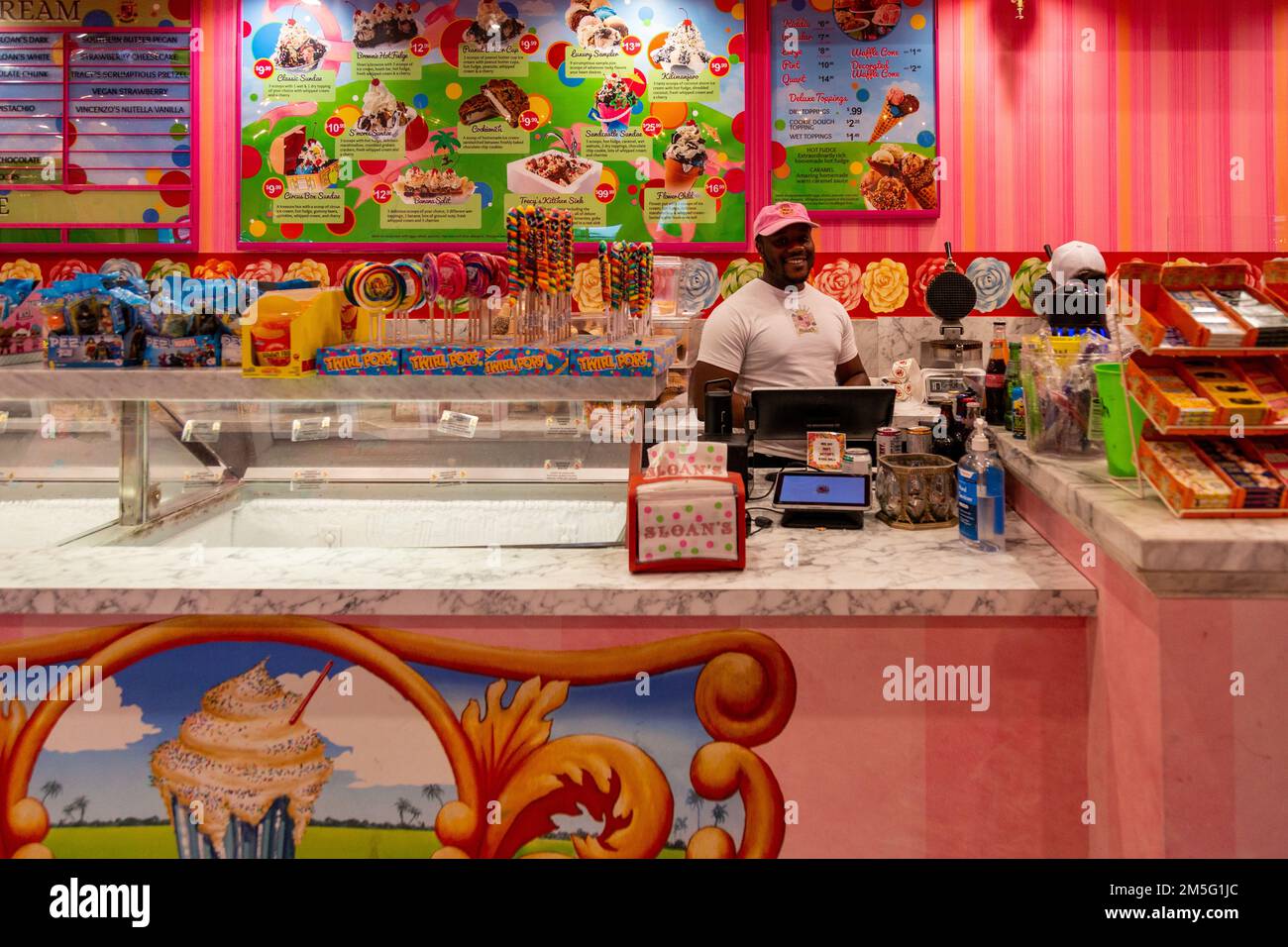 Ein Mitarbeiter von Sloan's Ice Cream Shop Smiles in West Palm Beach, Florida, USA. Stockfoto