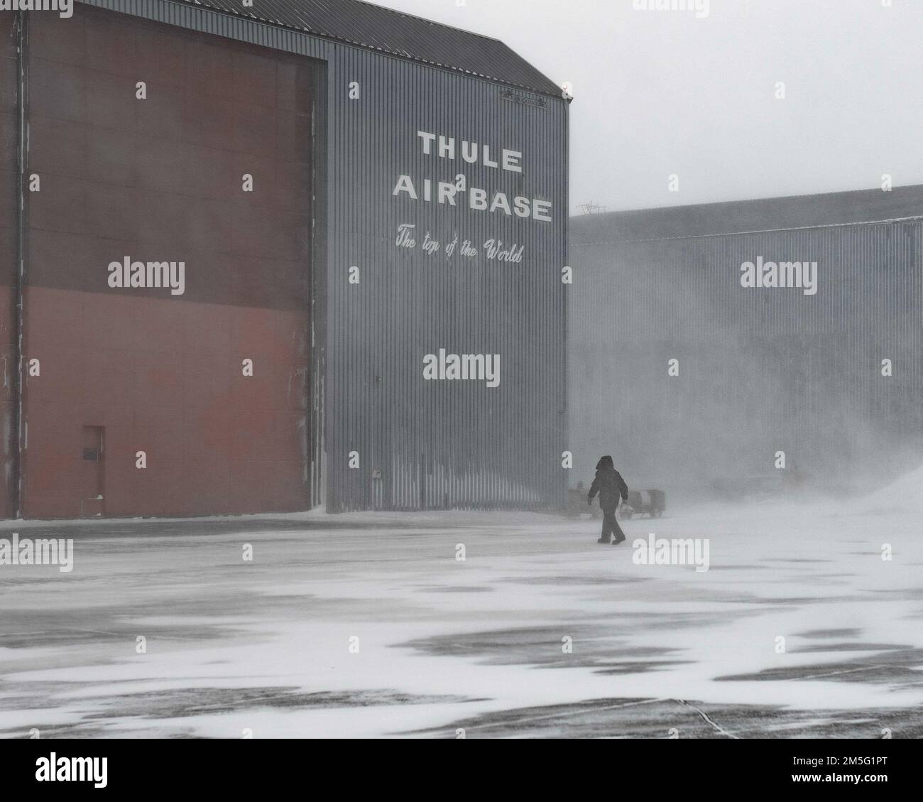 Ein Mitglied der Royal Canadian Air Force geht während der NORAD ...