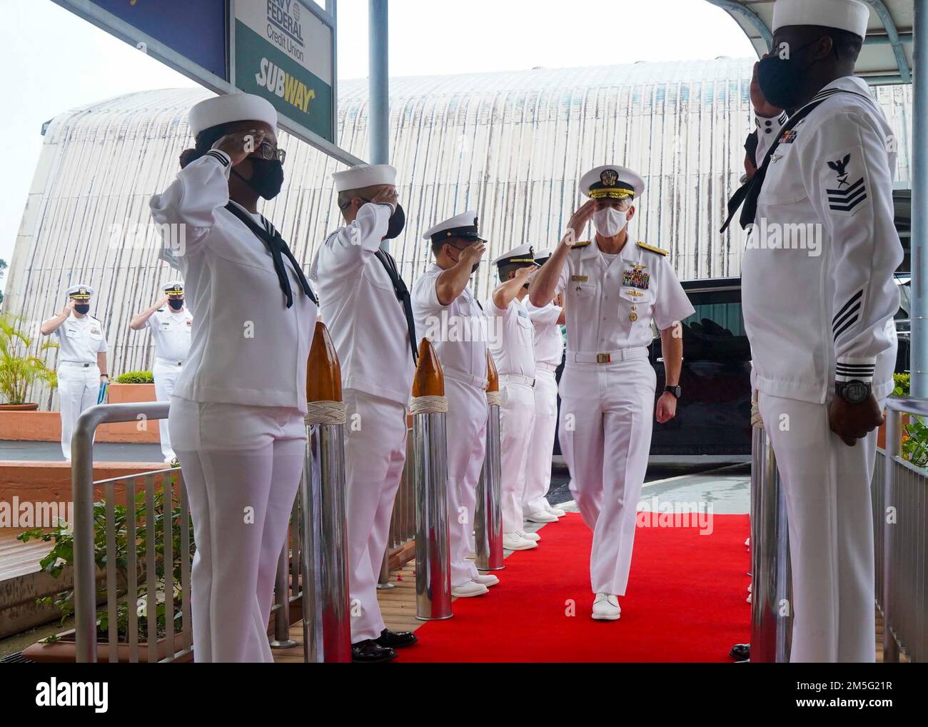 SINGAPUR (16. März 2022) – Vizeadmiral Karl Thomas, Befehlshaber der US-7.-Flotte, trifft bei einem Besuch in Singapur bei Commander, Logistics Group Western Pacific (COMLOG WESTPAC)/Task Force 73 ein. März 16. Stockfoto