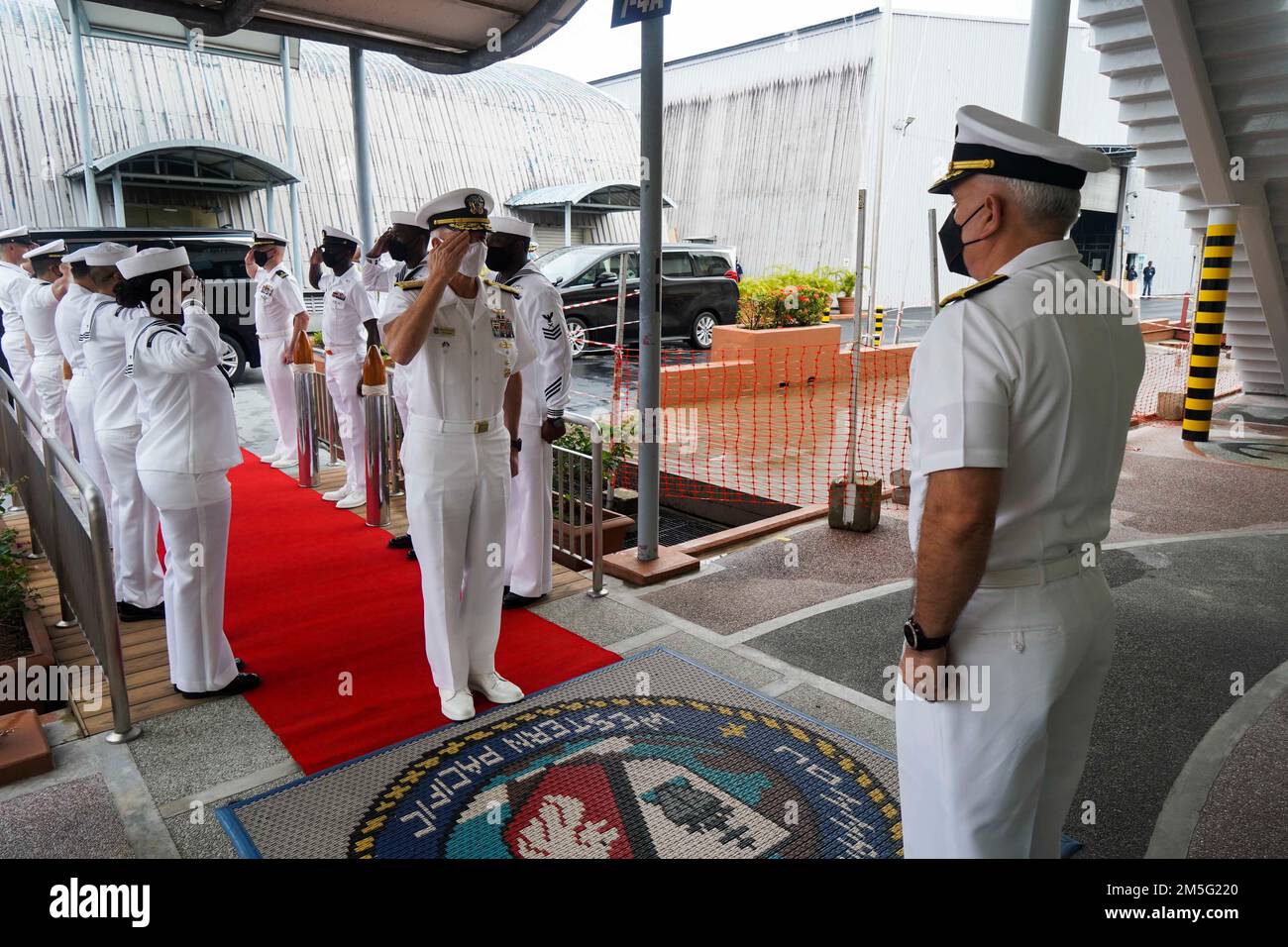 220316-N-JC800-0025 SINGAPUR (16. März 2022) – (von links) Vizeadmiral Karl Thomas, Befehlshaber der US-7.-Flotte, trifft bei der Logistics Group Western Pacific (COMLOG WESTPAC)/Task Force 73 ein, wo er von Rear ADM begrüßt wird. Philip Sobeck, Commander, COMLOG WESTPAC und Task Force 73, in Singapur, März 16. Stockfoto