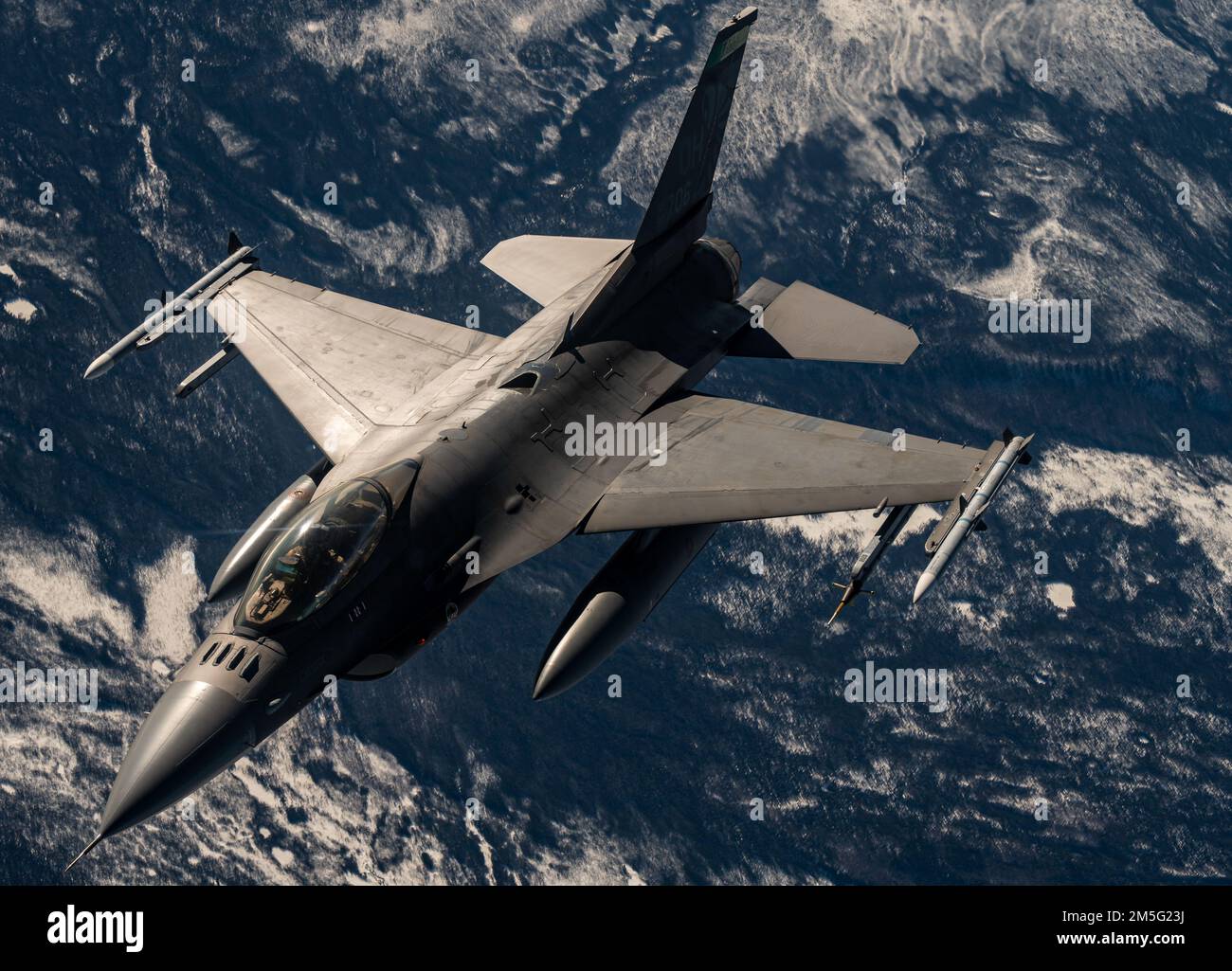 EIN US-AMERIKANISCHER Air Force F-16 Fighting Falcon, dem 180. Kampfflug zugeteilt, fliegt über Nordaska während eines US-amerikanischen Fluges Northern Command Exercise ARCTIC EDGE 2022 Mission, 15. März 2022. AE22 ist eine alle zwei Jahre stattfindende Homeland Defense Übung, die entwickelt wurde, um ein hochwertiges und effektives gemeinsames Training bei kaltem Wetter zu bieten. Die F-16 ist ein kompaktes, multifunktionales Kampfflugzeug, das sehr manövrierfähig ist und Luftstrom für die Vereinigten Staaten liefert. Stockfoto