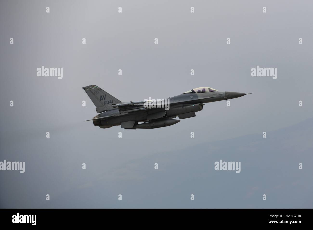 EIN US-AMERIKANISCHER Air Force F-16C Fighting Falcon der 555. Kampfgeschwader startet für Agile Combat Employment Operationen in Kroatien am Aviano Air Base, Italien, 16. März 2022. Der 31. Fighter Wing wird während dieses Fluges routinemäßige Agile Combat Employment Operationen mit kroatischen Verbündeten durchführen. Missionen wie diese verbessern die Bereitschaft, auf potenzielle Herausforderungen in Südosteuropa zu reagieren. Stockfoto