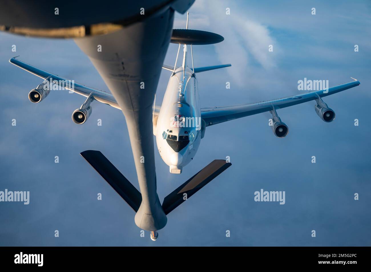 EIN US-AMERIKANISCHER Air Force E-3 Sentry Airborne Warn- und Kontrollsystem (AWACS), dem 962. Airborne Air Control Squadron zugeteilt, fliegt in Position, um von einem KC-135 Stratotanker betankt zu werden, der 97. Air Tanken Squadron zugeteilt wurde, während der USA Northern Command Exercise ARCTIC EDGE 2022, 16. März 2022. AE22 ist eine alle zwei Jahre stattfindende Homeland Defense Übung, die entwickelt wurde, um ein hochwertiges und effektives gemeinsames Training bei kaltem Wetter zu bieten. AE22 ist die größte gemeinsame Übung in Alaska, mit etwa 1.000 US-Militärangehörigen und Mitgliedern der kanadischen Streitkräfte. Stockfoto