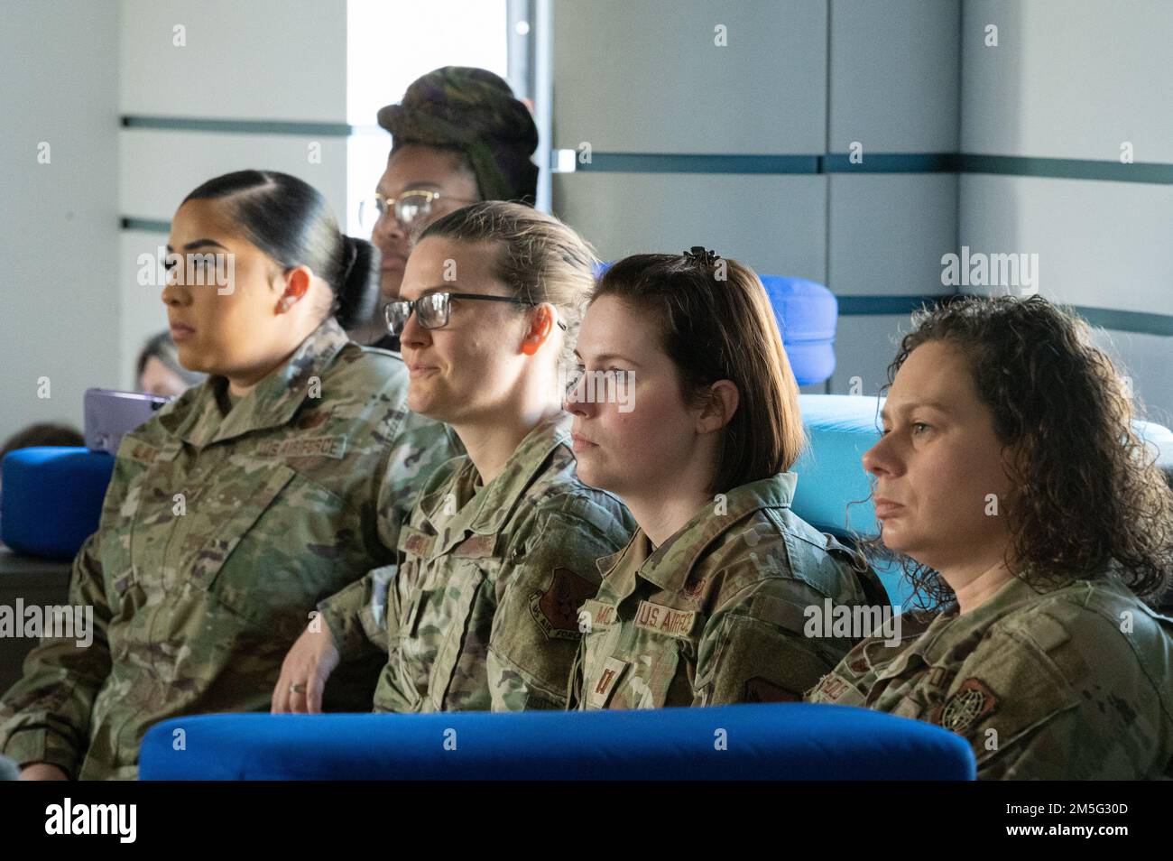 Die Mitglieder des Teams Dover hören Gastrednern während der „Women Leading the Military“-Diskussion auf dem Luftwaffenstützpunkt Dover, Delaware, 16. März 2022. In der Gruppe der Gastredner diskutierten aktive Flugzeuge, Veteranen und zivile Mitarbeiter über ihre einzigartigen Erfahrungen mit der Tätigkeit in der Luftwaffe. Stockfoto