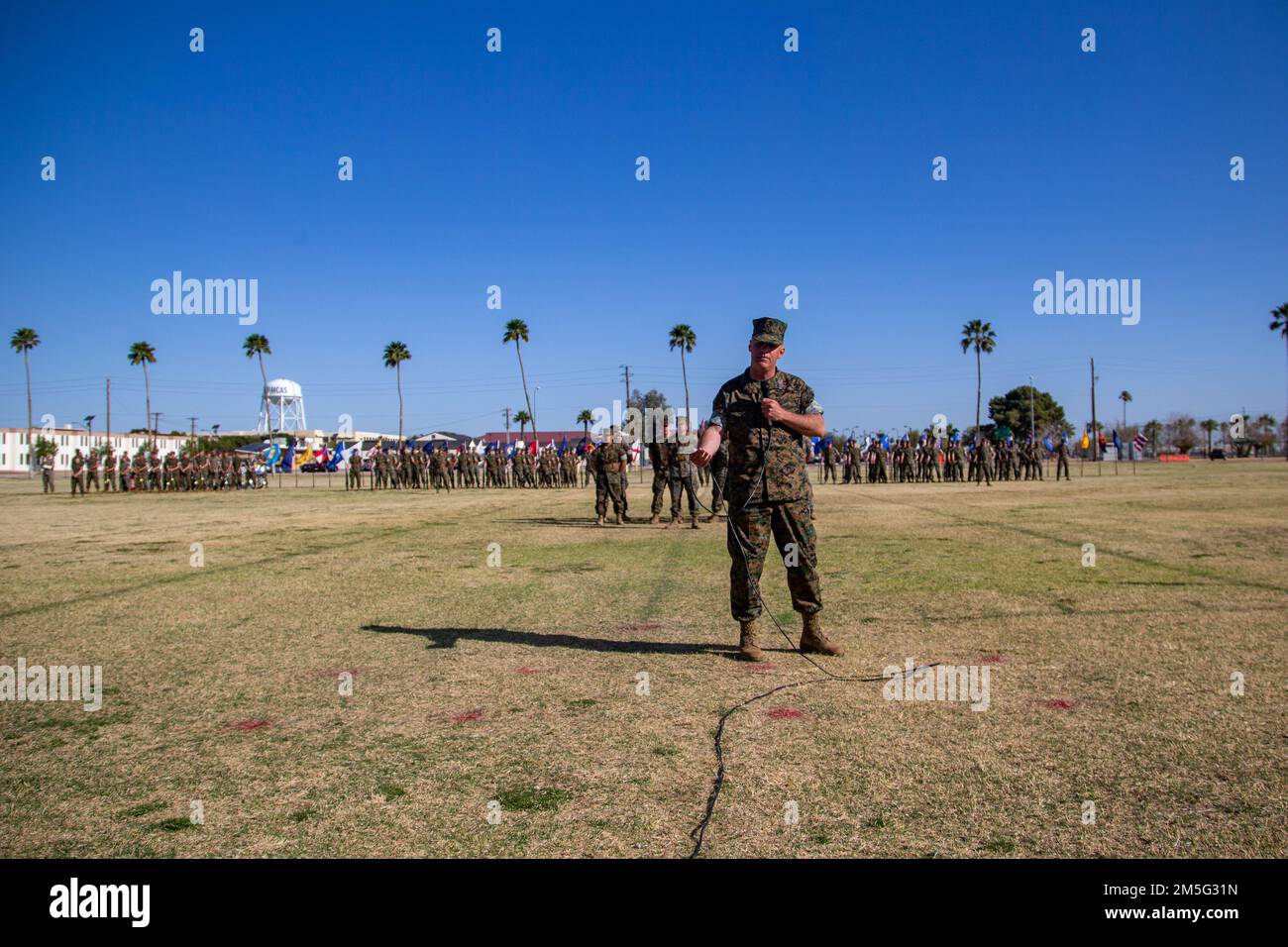 USA Richard Troncatti II, Sergeant Major, Unmanned Aerial Squadron 1 (VMU-1), 3. Marine Aircraft Wing (3. MAW), spricht vor dem Publikum bei einer Entlastungs- und Terminzeremonie auf der Marine Corps Air Station Yuma, Arizona, 16. März 2022. Troncatti wurde von Meister Sergeant Willie Cheeseboro als Oberfeldwebel der VMU-1 abgelöst. Stockfoto