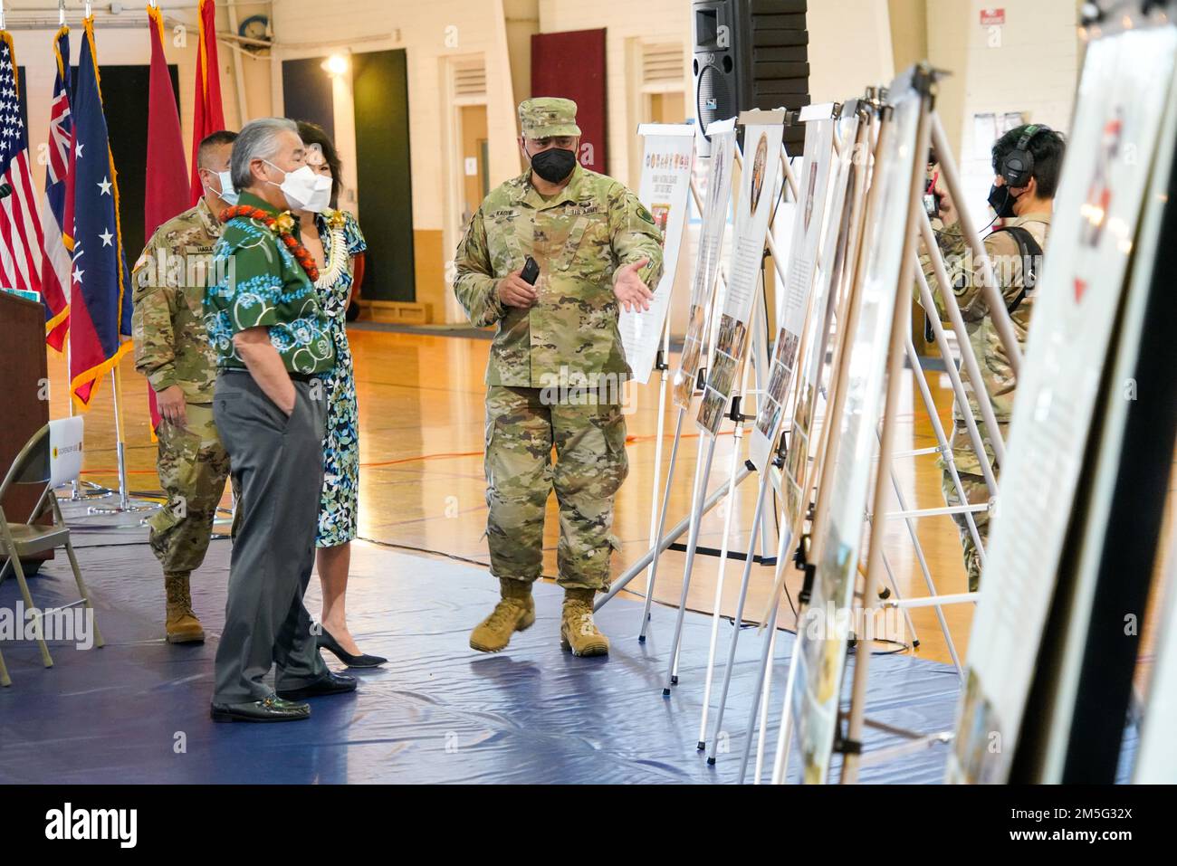 Hawai'i National Guard's Joint Task Force (HING JTF), Brigadekommandeur. Gen. Moses Kaoiwi überprüft die Ergebnisse der neun Arbeitsgruppen, aus denen die JTF HING mit dem Gouverneur des Bundesstaats Hawai’i, David IgE, bestand, während einer Zeremonie, die den Übergang der verbleibenden COVID-19-Aufgaben der Arbeitskräfte wie Impfungen, Tests, COVID-19-Kartierung und Temperaturuntersuchungen der Arbeitsämter markierte; Zurück in den Staat, 16. März 2022, Honolulu Hawaii. Stockfoto