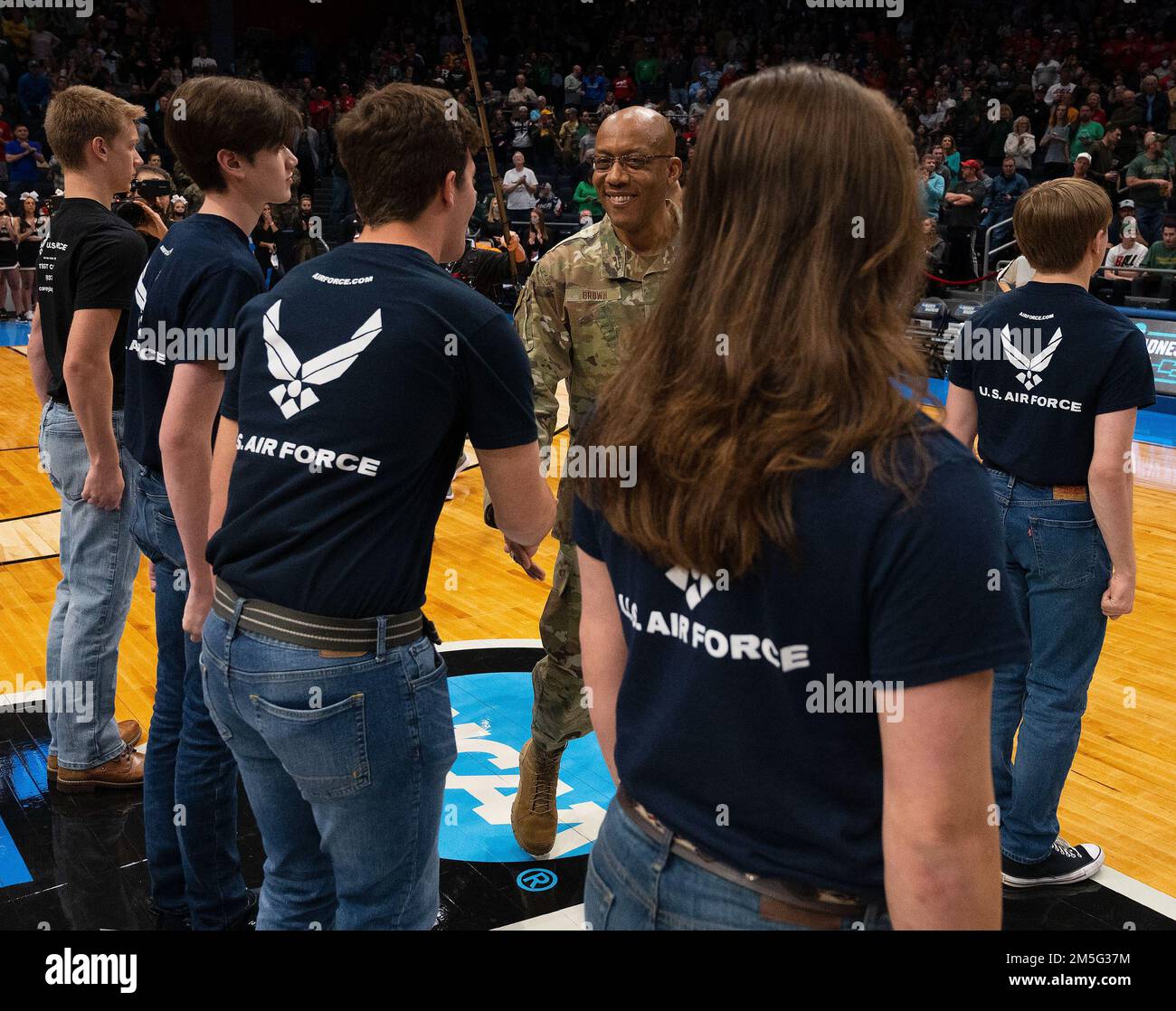 Generalstabschef der Luftwaffe, General CQ Brown, Jr., gratuliert den neuen Rekruten der Luftwaffe, die am 16. März 2022 den Eid abgelegt hatten. Eine Gruppe von 23 neuen Airmen hat während der Halbzeit des NCAA-Männer-Basketballturniers zwischen Wright State und Bryant in der Dayton University Arena den Eid abgelegt. Stockfoto