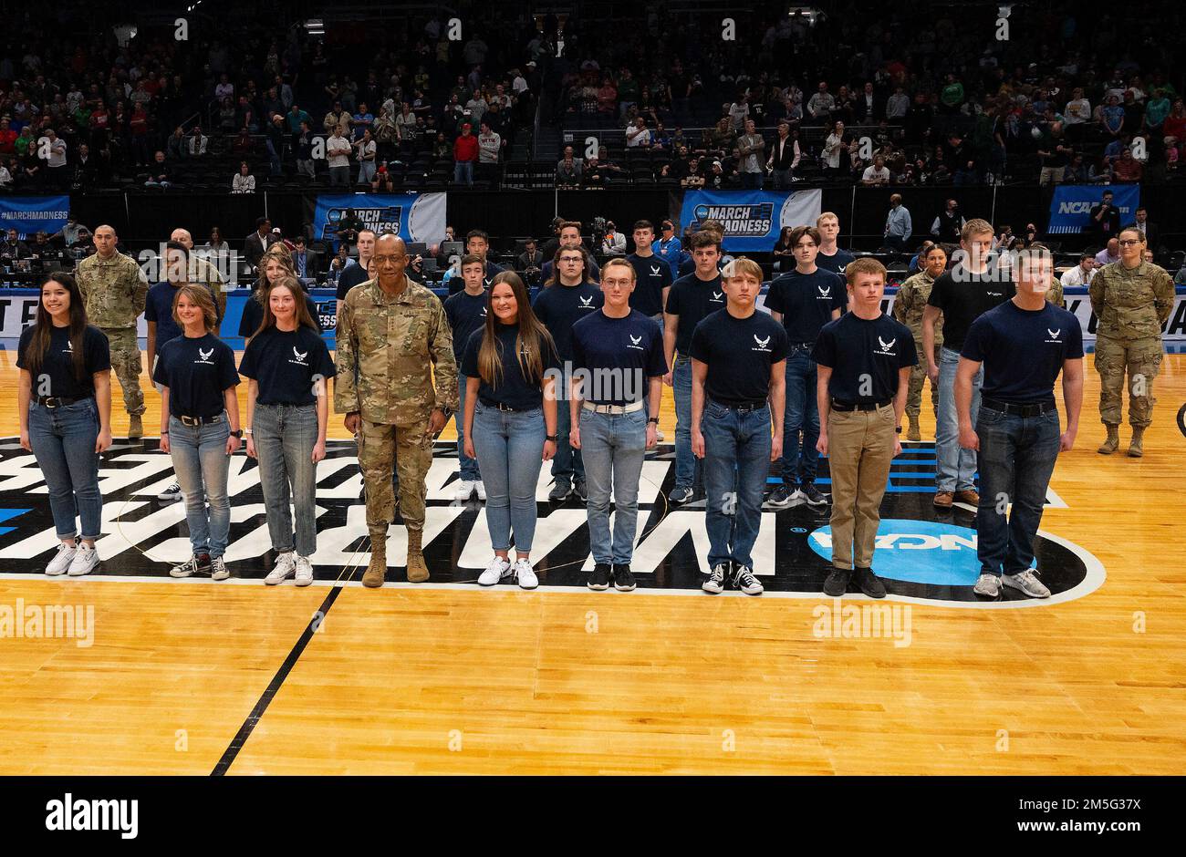 Generalstabschef der Luftwaffe General CQ Brown, Jr. posiert mit einer Gruppe von Rekruten der Luftwaffe, nachdem er den Amtseid am 16. März 2022 abgelegt hatte. Die Gruppe der 23 neuen Airmen hat den Eid in der Halbzeit beim Basketballturnier der NCAA zwischen Wright State und Bryant in der Dayton University Arena abgelegt. Stockfoto