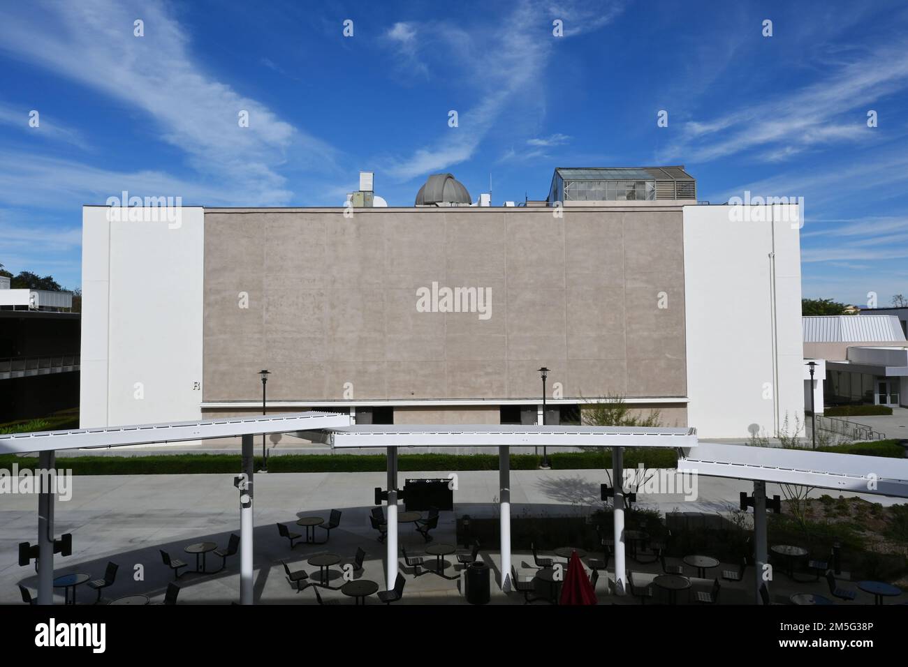 SANTA ANA, KALIFORNIEN - 11. NOVEMBER 2022: Russell Hall vom Johnson Student Center aus gesehen. Stockfoto