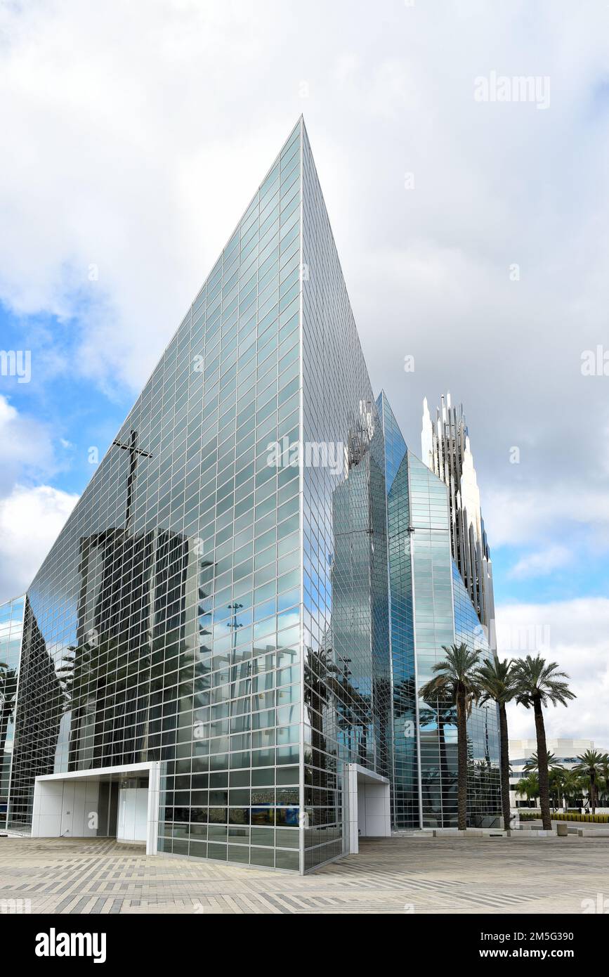 GARDEN GROVE, KALIFORNIEN - 28. DEZEMBER 2022: Christ Cathedral and Gell Tower, ein amerikanisches Kirchengebäude der römisch-katholischen Diözese von Orange. Stockfoto