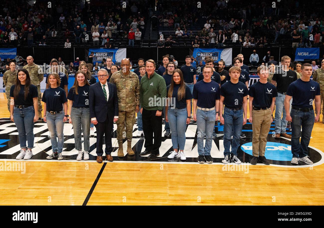 Generalstabschef der Luftwaffe, General CQ Brown, Jr., Regierung. Mike DeWine (im Business-Anzug) und Leutnant Gov. Jon Husted stellte sich mit einer Gruppe von Luftwaffenrekruten, nachdem Brown am 16. März 2022 den Eid ablegte. Die Gruppe der 23 neuen Airmen hat den Eid in der Halbzeit beim Basketballturnier der NCAA zwischen Wright State und Bryant in der Dayton University Arena abgelegt. Stockfoto
