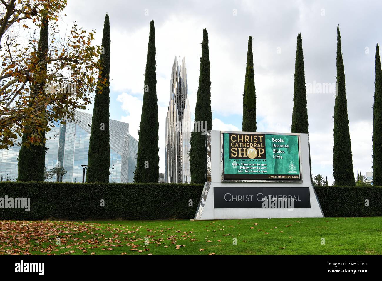 GARDEN GROVE, KALIFORNIEN - 28. DEZEMBER 2022: Schild an der Christ Cathedral, einem amerikanischen Kirchengebäude der römisch-katholischen Diözese von Orange. Stockfoto